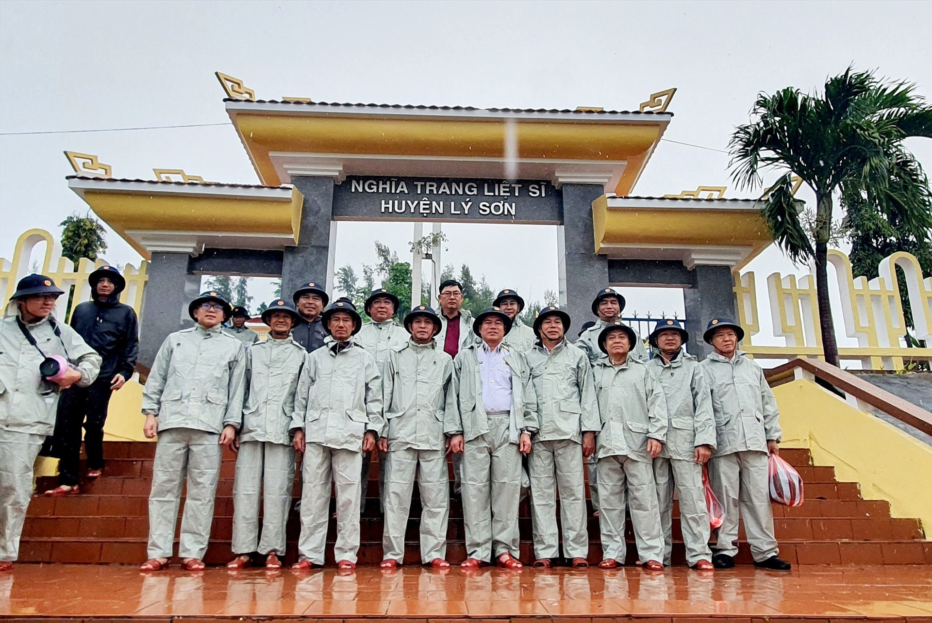 Đoàn công tác của Bộ Tư lệnh Vùng 3 Hải quân chụp ảnh lưu niệm tại Nghĩa trang Liệt sĩ huyện Lý Sơn.