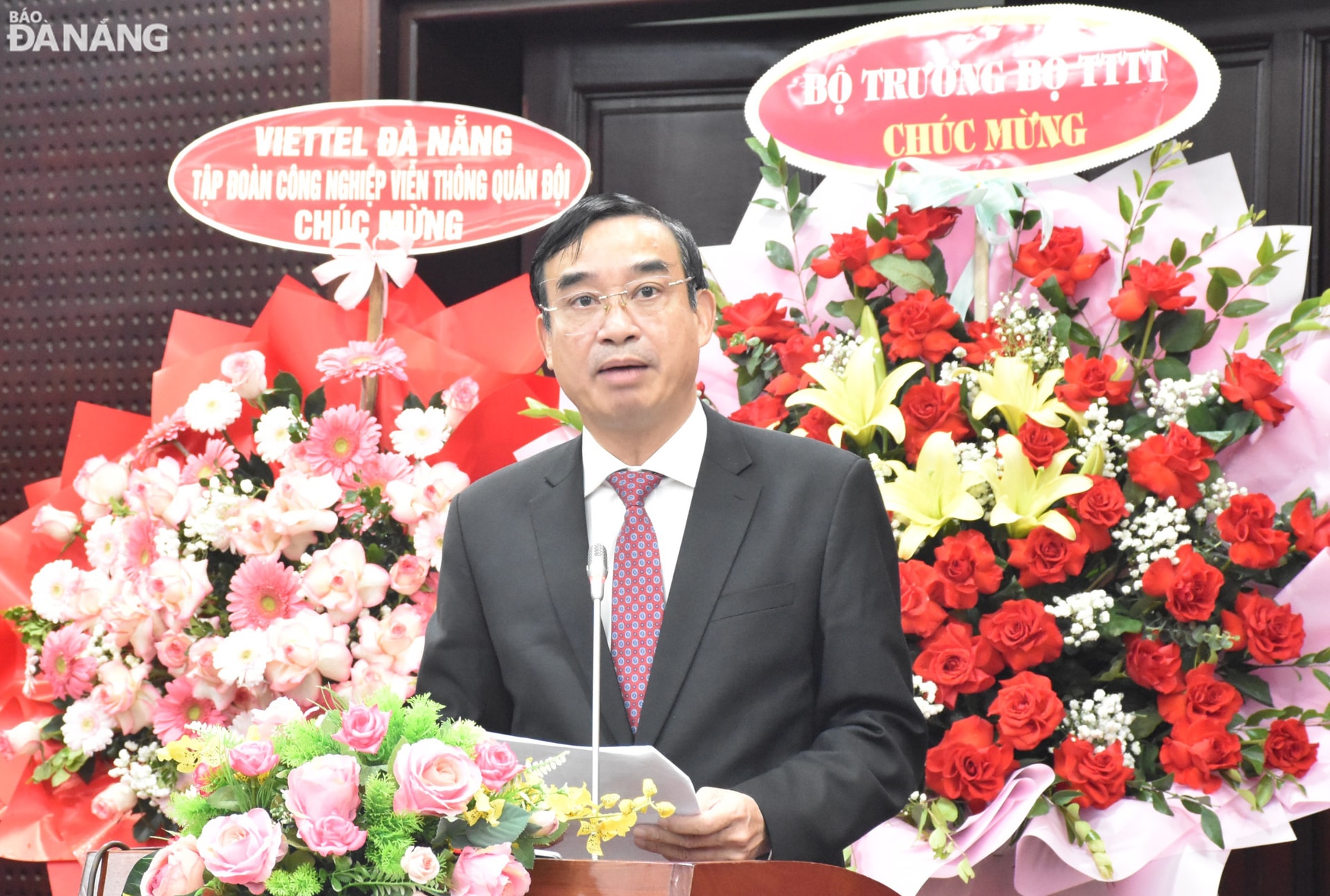 Chủ tịch UBND thành phố Lê Trung Chinh phát biểu tại buổi lễ. Ảnh: HOÀNG HIỆP-THU HÀ
