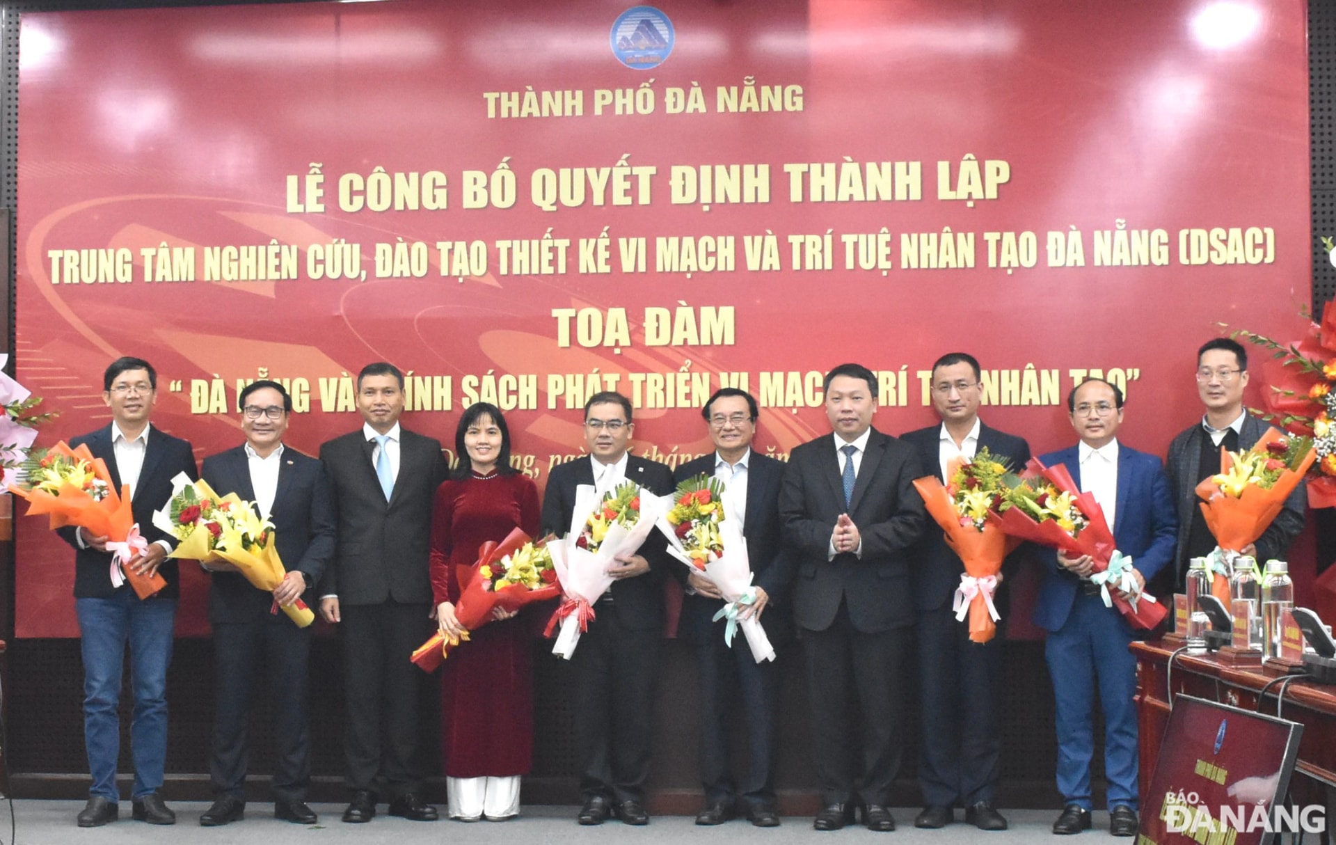 Thứ trưởng Bộ Thông tin và Truyền thông Nguyễn Huy Dũng và Phó Chủ tịch Thường trực UBND thành phố Hồ Kỳ Minh tặng hoa cho đại diện các doanh nghiệp công nghệ vi mạch, bán dẫn và trí tuệ nhân tạo tham dự lễ công bố. Ảnh: HOÀNH HIỆP - THU HÀ