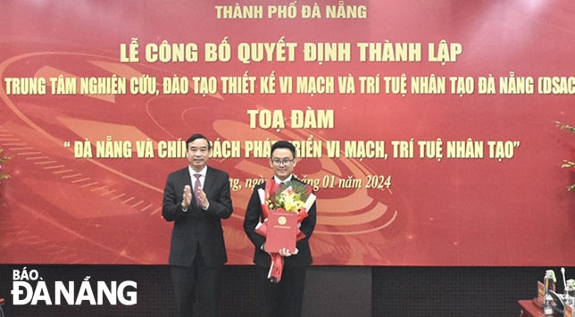 Chủ tịch UBND thành phố Lê Trung Chinh trao quyết định thành lập và Trung tâm nghiên cứu, đào tạo thiết kế vi mạch và trí tuệ nhân tạo Đà Nẵng. Ảnh: HOÀNG HIỆP - THU HÀ