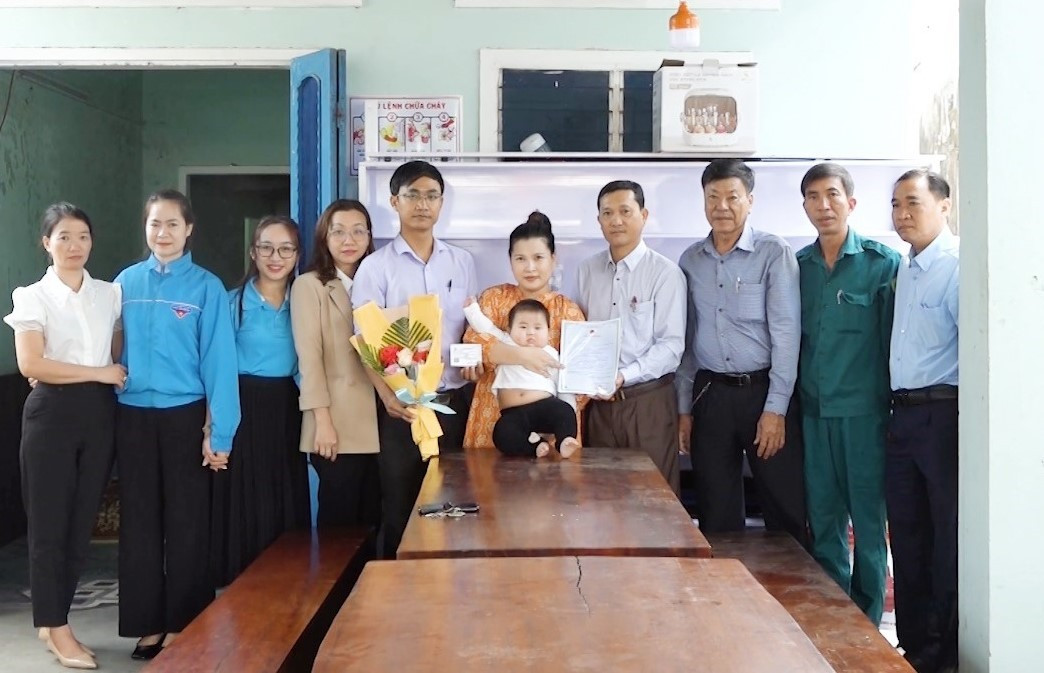 Mô hình trao giấy khai sinh tận nhà cho công dân ở thị trấn Hà Lam (Thăng Bình) được người dân hài lòng. T.N