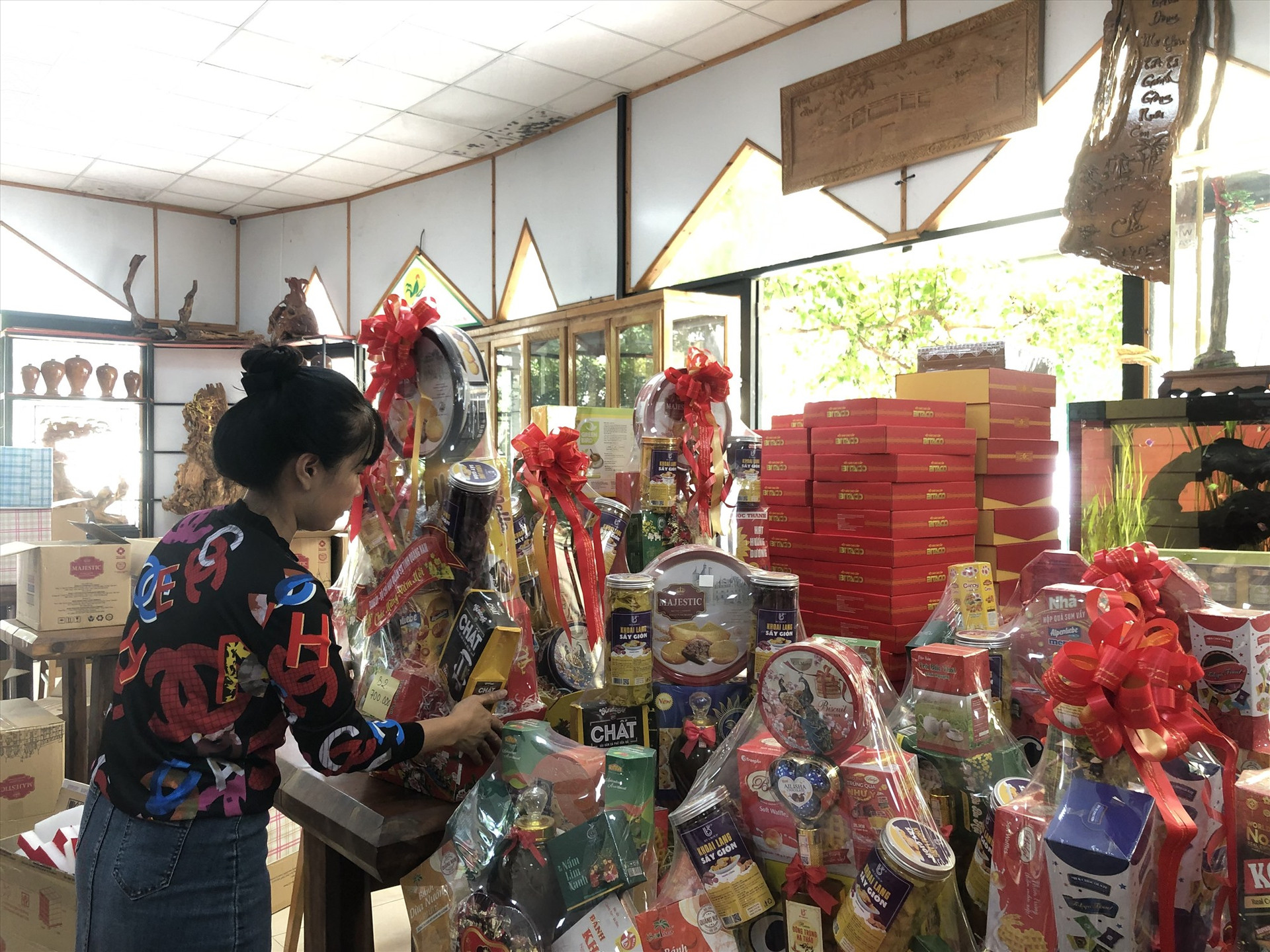 Các giỏ quà tết đang được bày bán tại Trung tâm OCOP Quảng Nam (đường Trần Quý Cáp, TP. Tam Kỳ). Ảnh: K.L