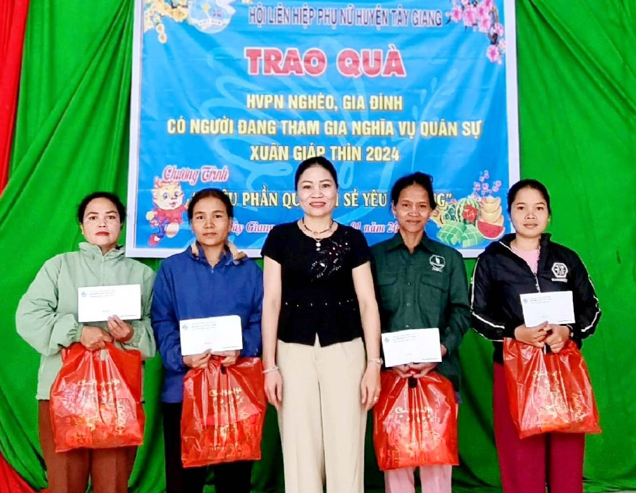 Hội LHPN huyện Tây Giang trao quà tết hỗ trợ hội viên phụ nữ nghèo. Ảnh: H.Thúy
