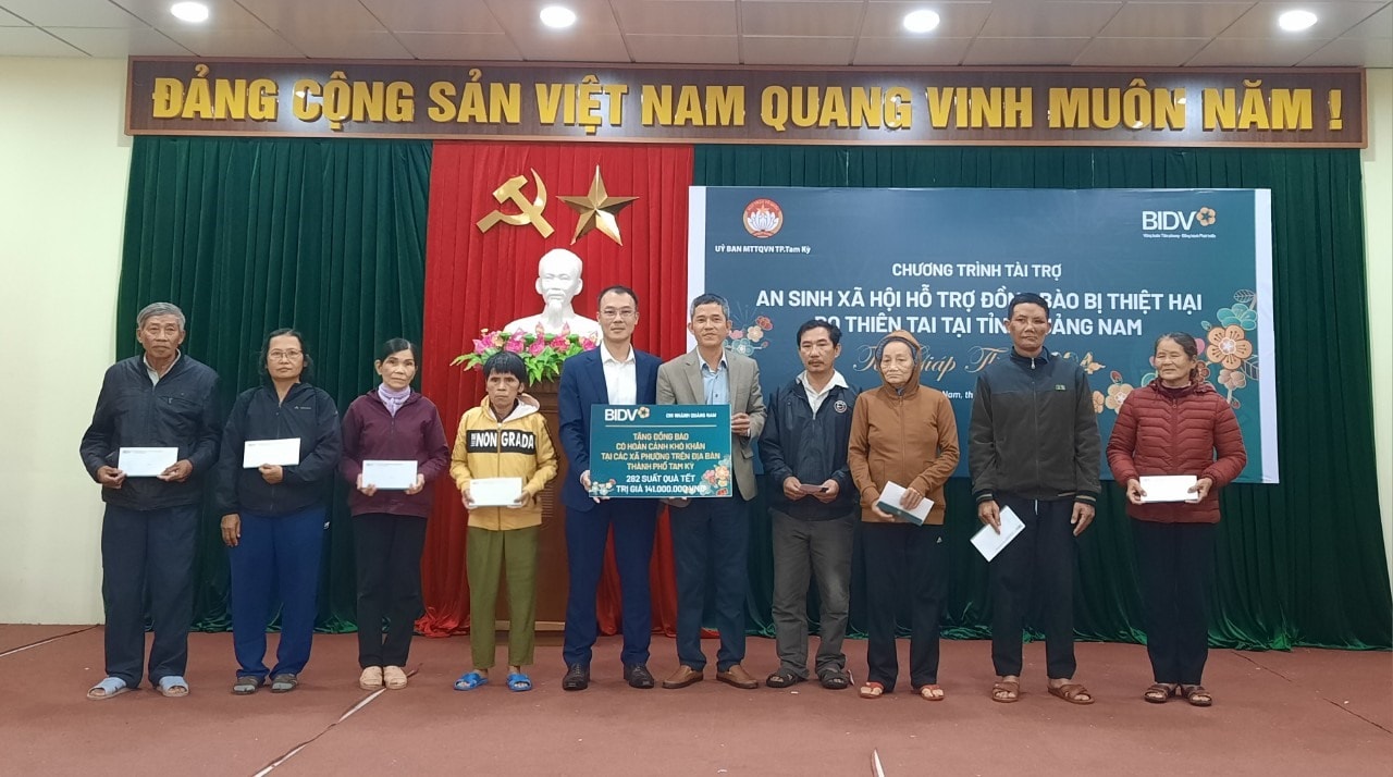 Trao quà cho hộ khó khăn phường Tân Thạnh (Tam Kỳ).