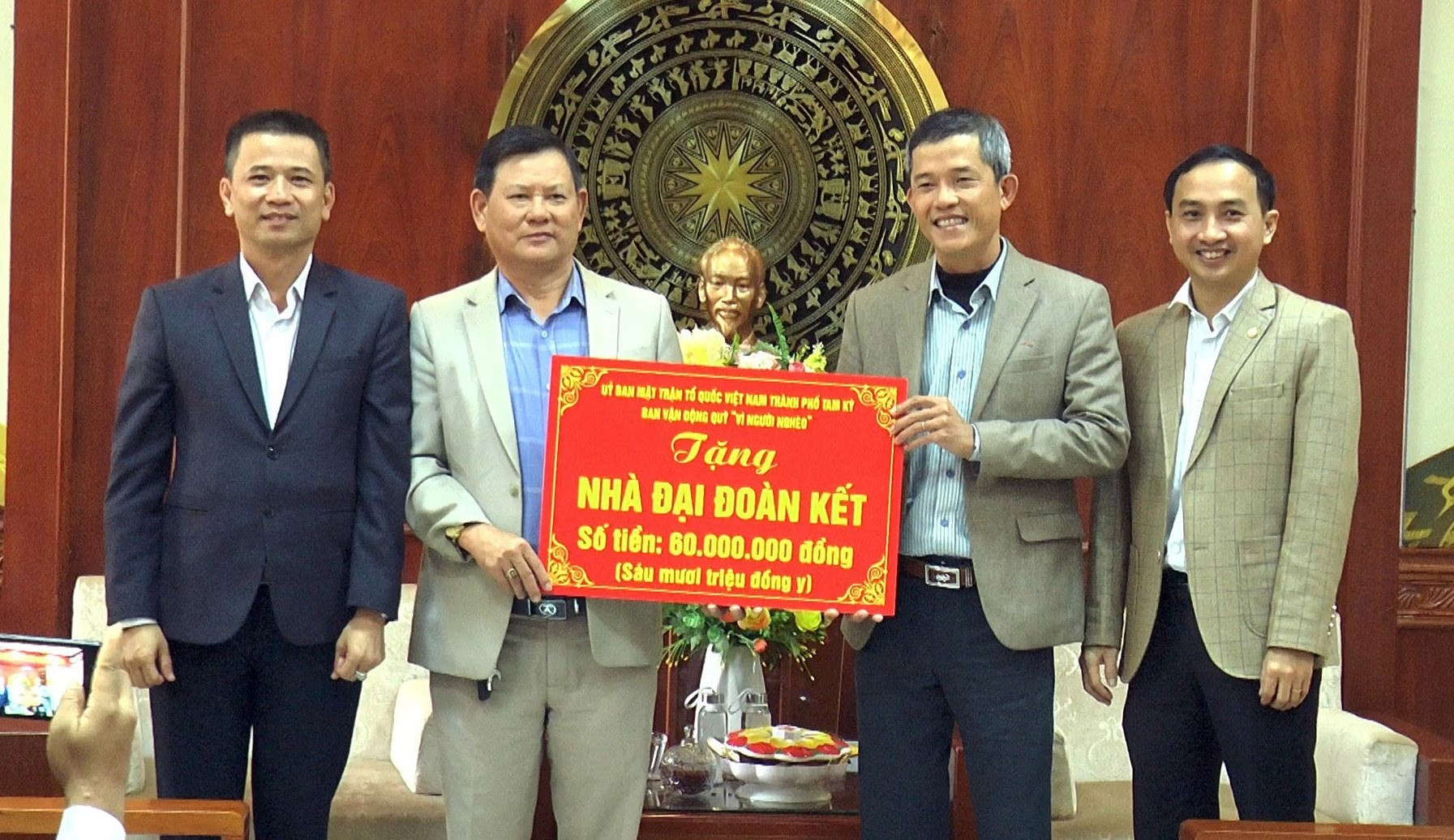 Lãnh đạo thành phố Tam Kỳ trao biển tượng trưng tặng nhà Đại đoàn kết cho huyện Nam Giang.