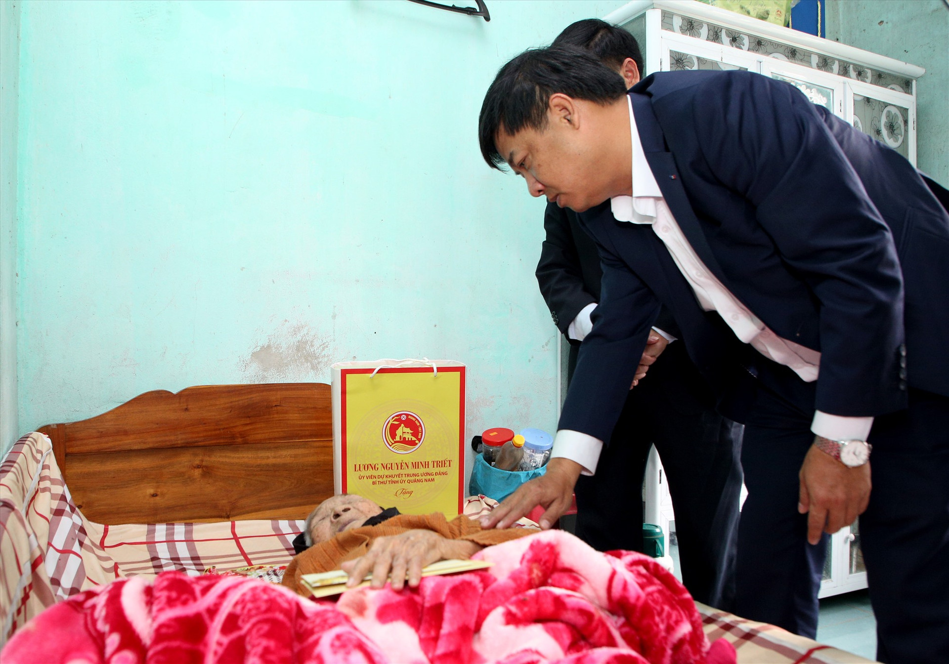 Bí thư Tỉnh ủy thăm hỏi, tặng quà cho Mẹ Việt Nam anh hùng Nguyễn Thị Thừa. Ảnh: T.C