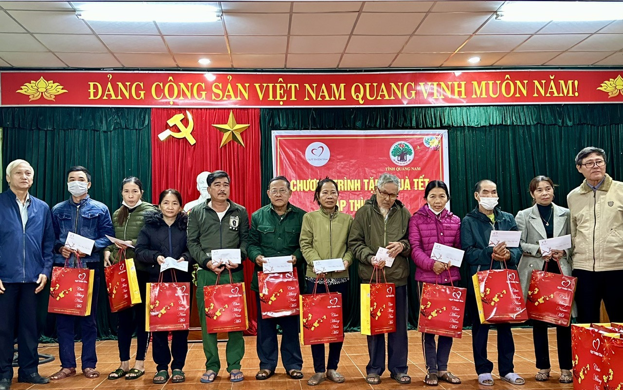 Quỹ Thiện tâm - Tập đoàn Vingroup tao tặng 50 suất quà tết cho hội viên người cao tuổi có hoàn cảnh khó khăn ở Tiên Phước. Ảnh:H.P