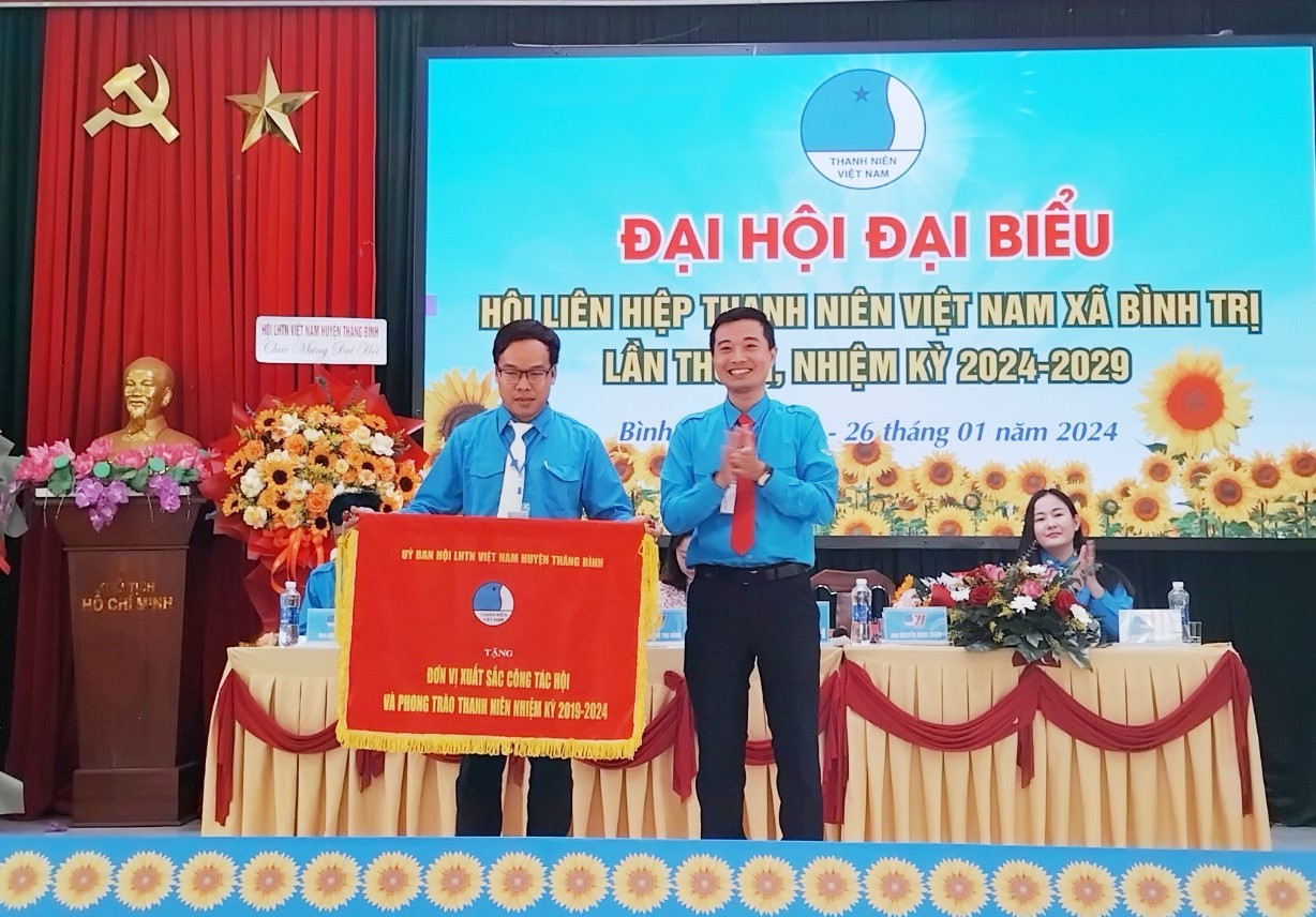 Tại đại hội, Hội LHTN Việt Nam xã Bình Trị được nhận Cờ thi đua xuất sắc công tác hội và thanh niên nhiệm kỳ 2019-2024. Ảnh B.T