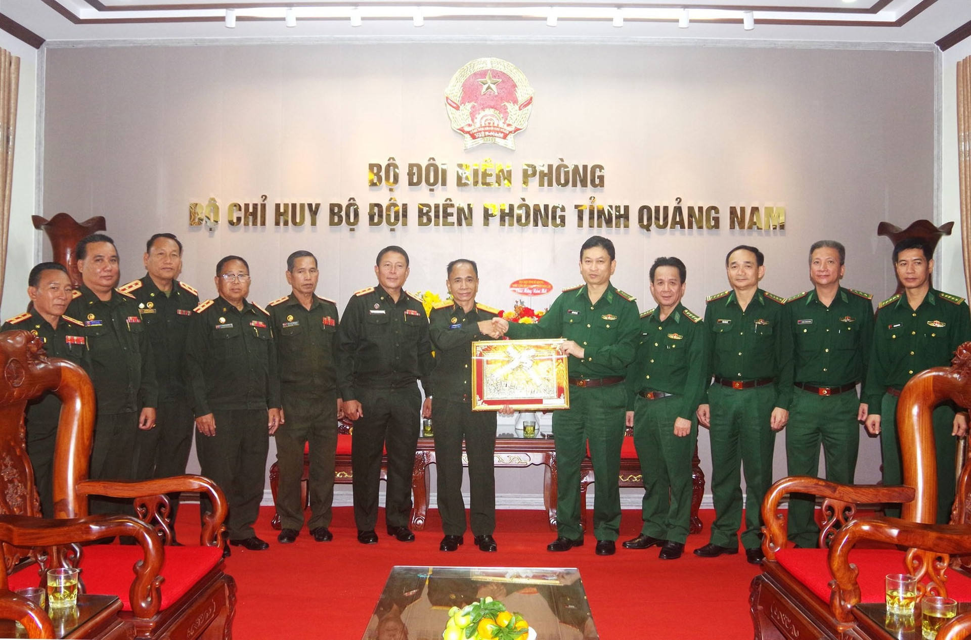Bộ Chỉ huy Quân sự tỉnh Sê Kông (Lào) tặng hoa chúc mừng Bộ Chỉ huy Bộ đội Biên phòng tỉnh Quảng Nam. Ảnh: HUỲNH CHÍN