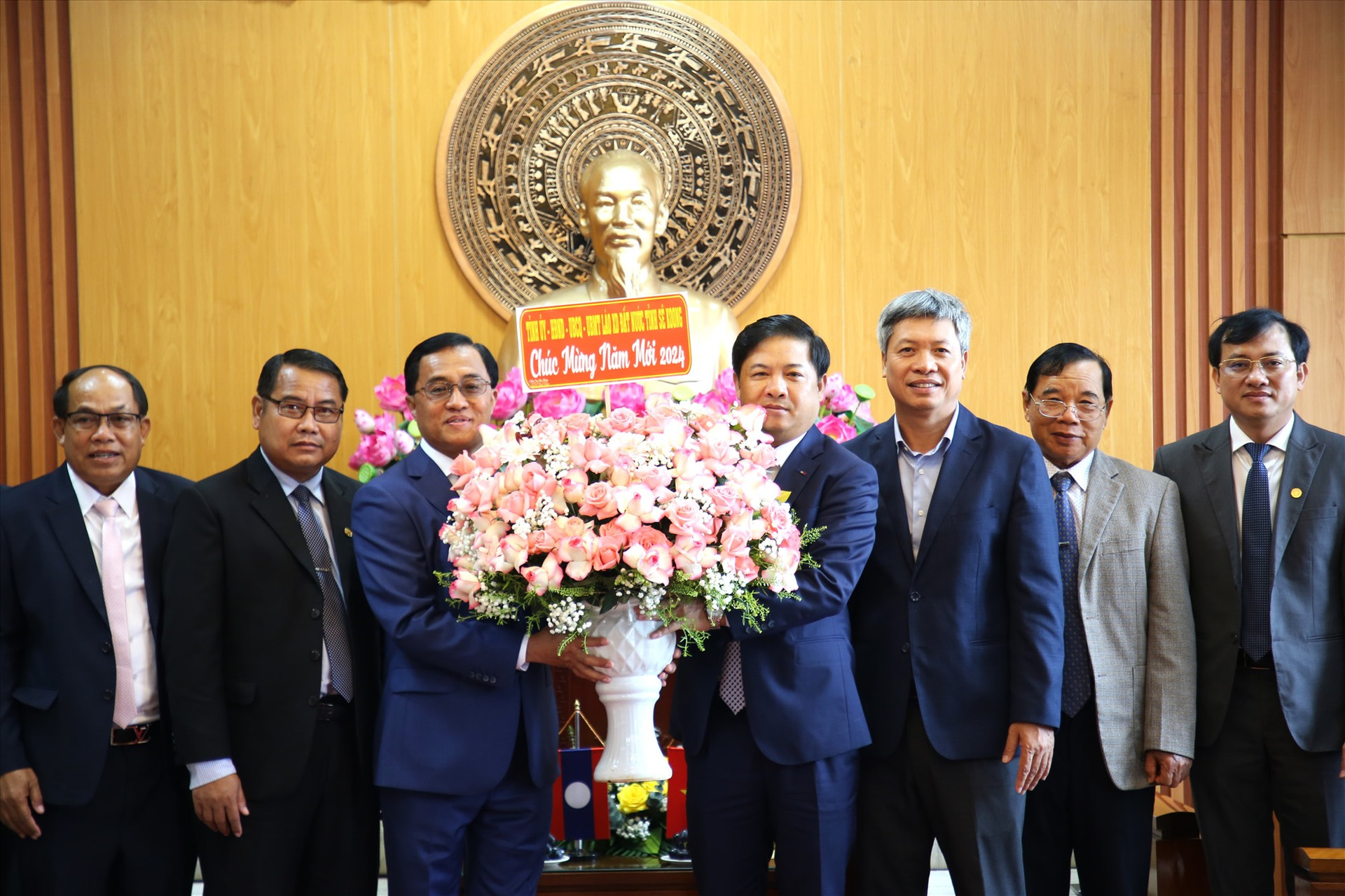 Lãnh đạo tỉnh Sê Kông tặng hoa chúc tết Đảng bộ, chính quyền và nhân dân tỉnh Quảng Nam. Ảnh: A.N
