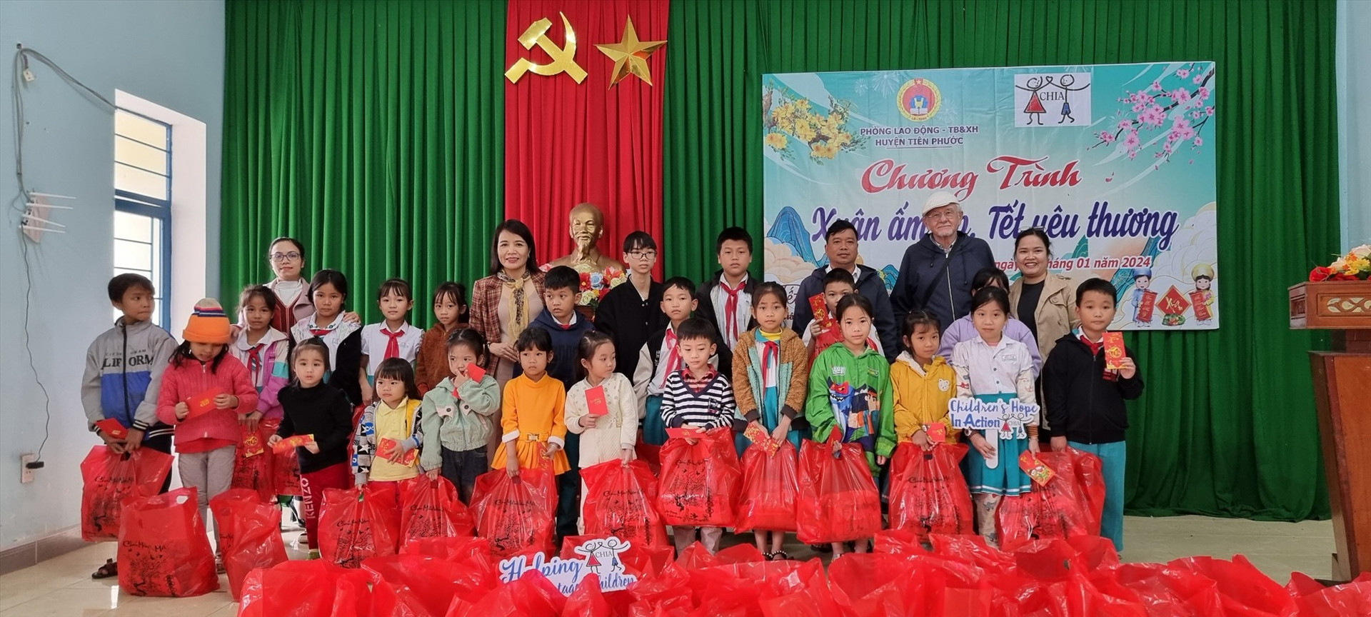 Những phần quà Tết hỗ trợ trẻ em khó khăn được trao tặng tại Tiên Phước.