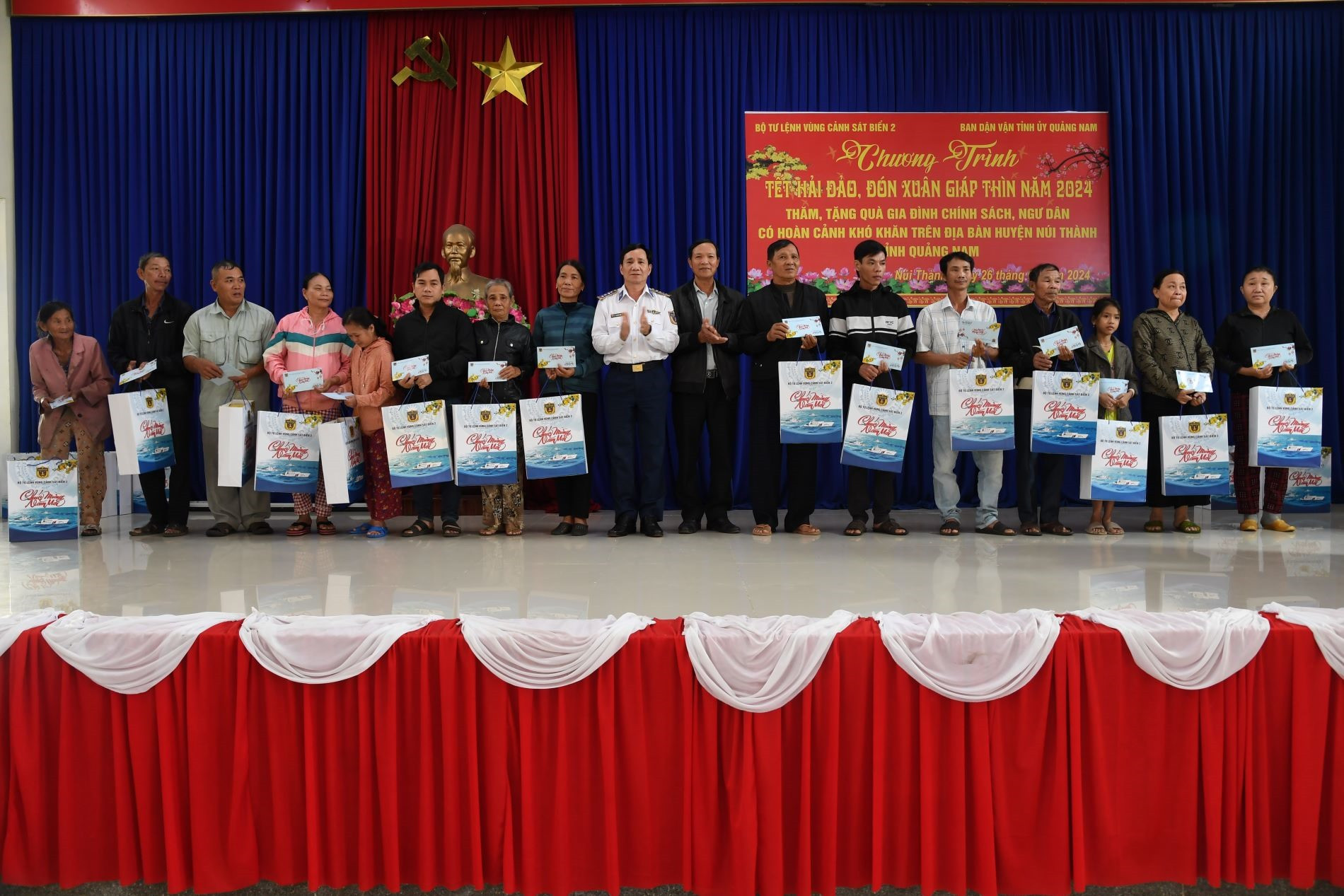 Đại tá Lê Huy Sinh - Chính ủy Bộ Tư lệnh Vùng Cảnh sát biển 2 cùng lãnh đạo địa phương trao quà cho ngư dân có hoàn cảnh khó khăn ở xã Tam Quang.