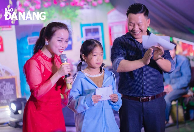 Thầy Phan Quốc Hùng bên học sinh có hoàn cảnh khó khăn tại đêm nhạc 