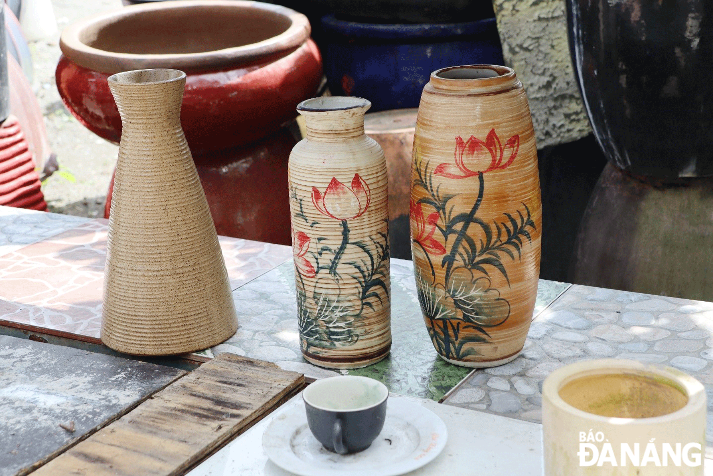 Những độc bình chờ cành mai, cành đào... Ảnh: NHƯ HẠNH