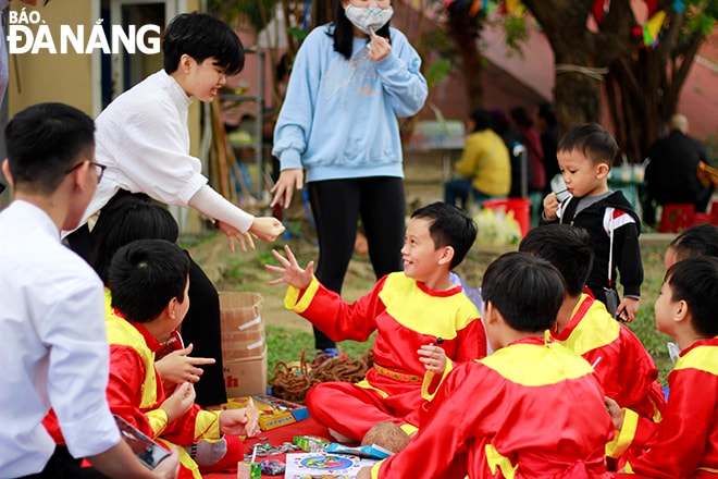 Các trò chơi dân gian thu hút đông đảo thiếu nhi tham gia.