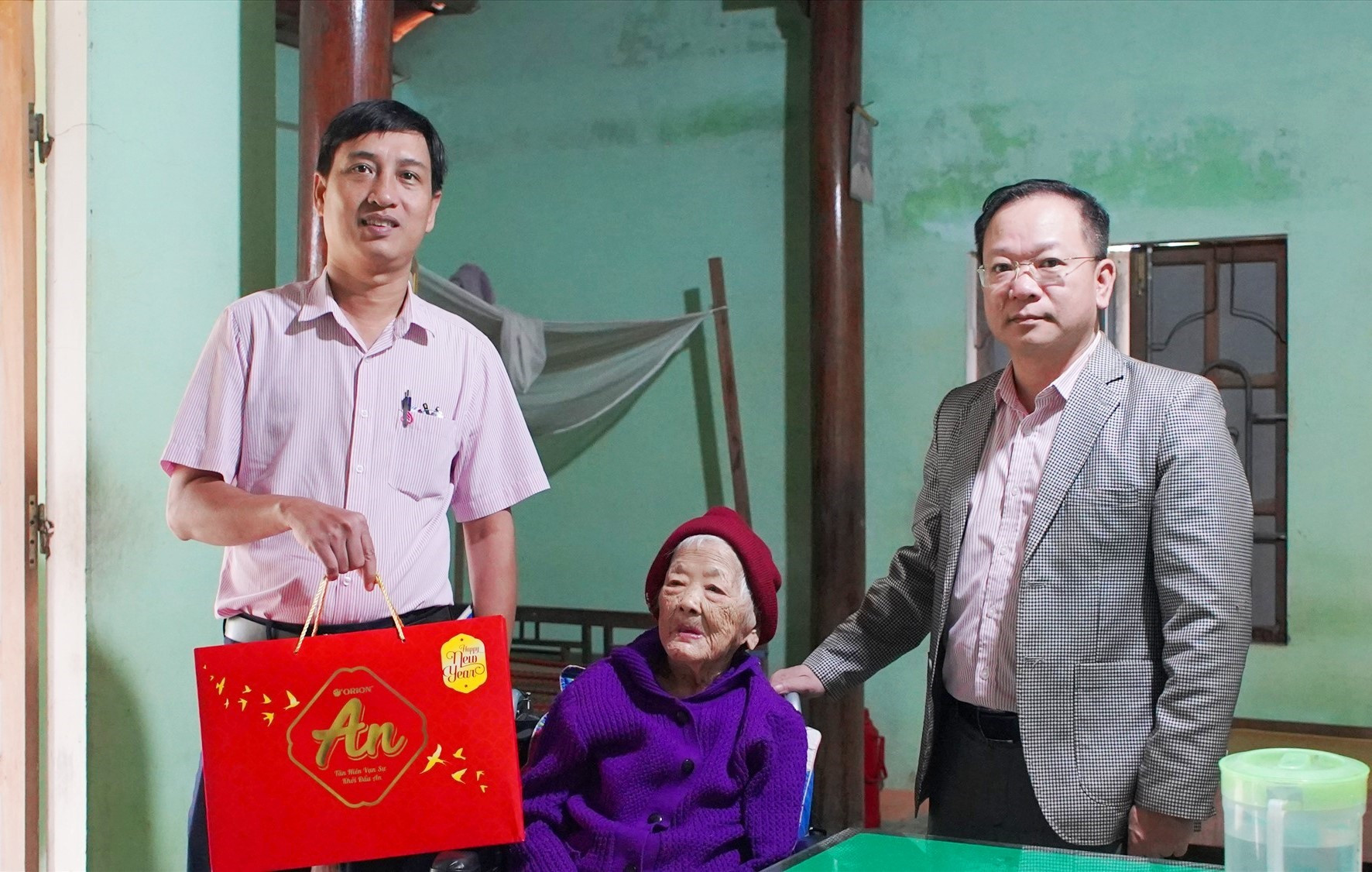 Ngân hàng CSXH huyện Nông Sơn trao quà cho Mẹ VNAH. Ảnh: T.P
