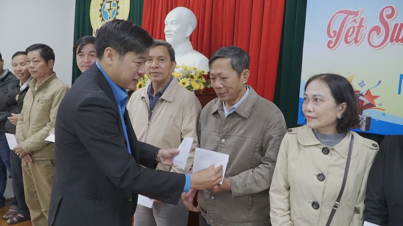 Chủ tịch Công đoàn Viên chức tỉnh Trần Quốc Bảo tặng quà đoàn viên khó khăn.
