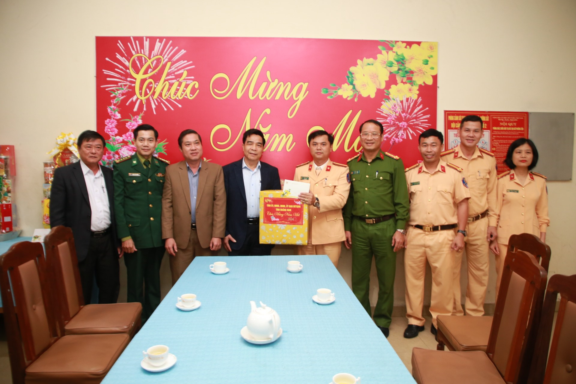 Phó Bí thư Tỉnh ủy Lê Văn Dũng cùng đoàn công tác tặng quà chúc Tết cán bộ chiến sĩ Đội CSGT số 2.