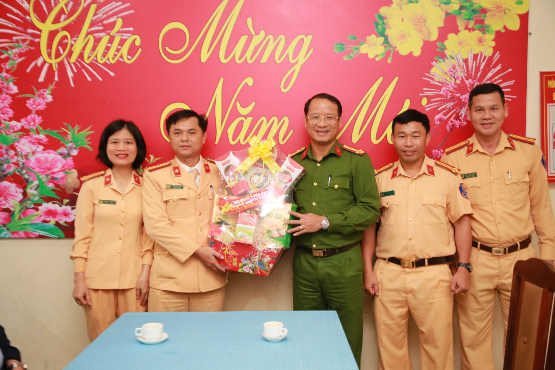Đại tá Hồ Song Ân - Phó Giám đốc Công an tỉnh tặng quà cho cán bộ chiến sĩ