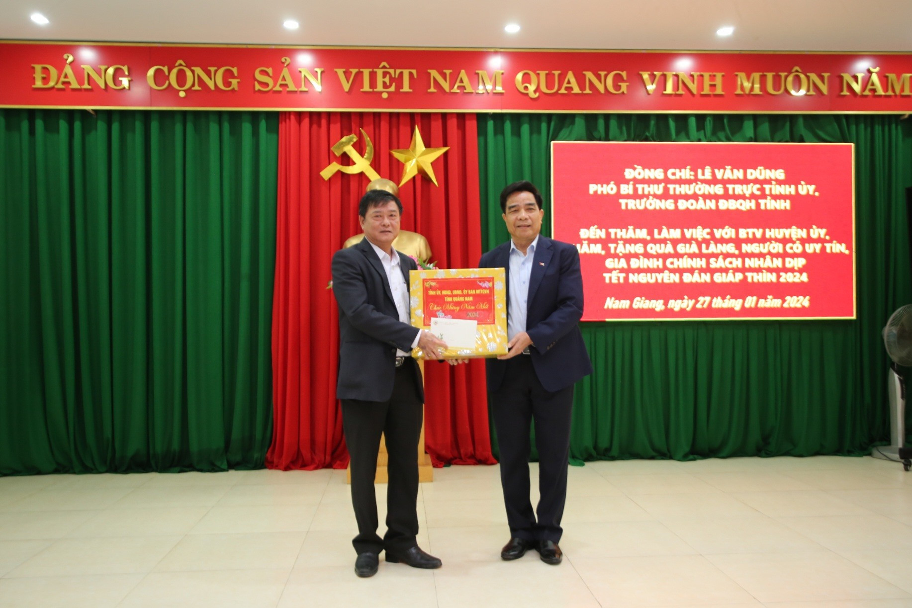 Phó Bí thư Tỉnh ủy tặng quà cho đại diện Ban Thường vụ Huyện ủy Nam Giang.