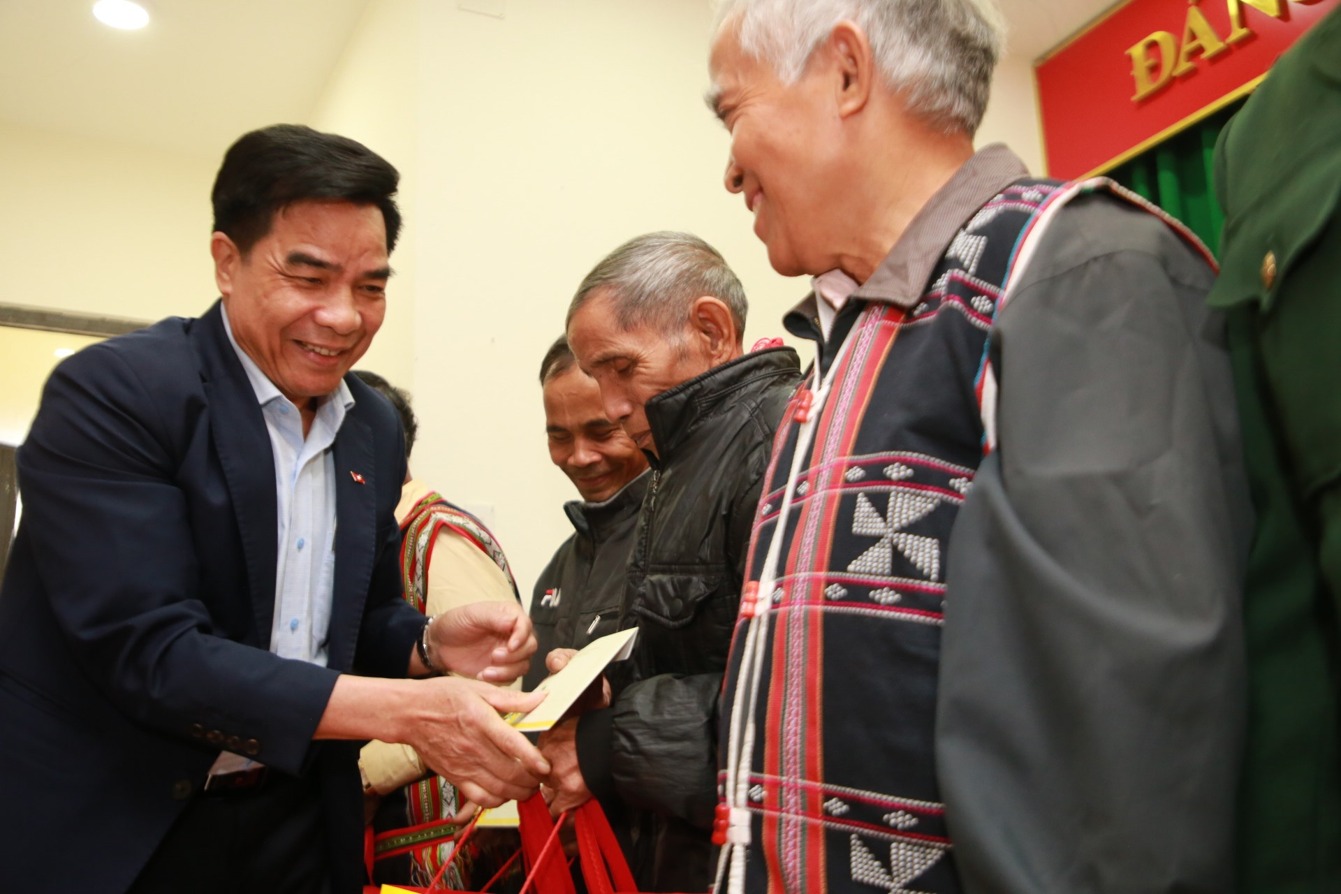 Phó Bí thư Tỉnh ủy Lê Văn Dũng tặng quà cho các già làng, người có uy tín.