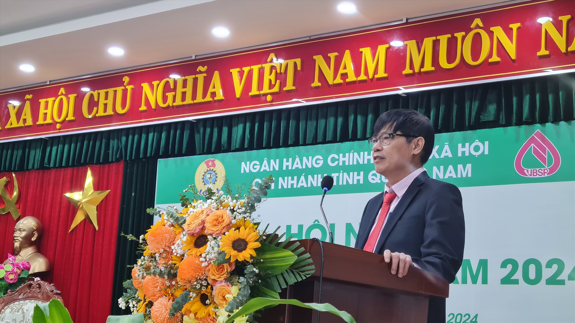 Giám đốc Ngân hàng Chính sách xã hội chi nhánh Quảng Nam Lê Hùng Lam phát biểu khai mạc hội nghị. Ảnh: D.L