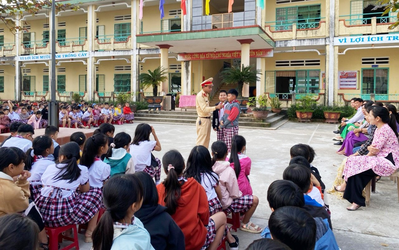 Công an huyện Duy Xuyên tuyên truyền an toàn giao thông ở các trường học. Ảnh: P.V