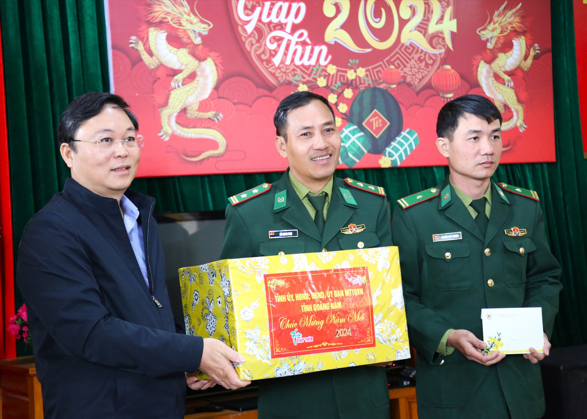 Chủ tịch UBND tỉnh trao quà động viên cán bộ chiến sĩ Đồn Biên phòng Ga Ry. Ảnh: A.N