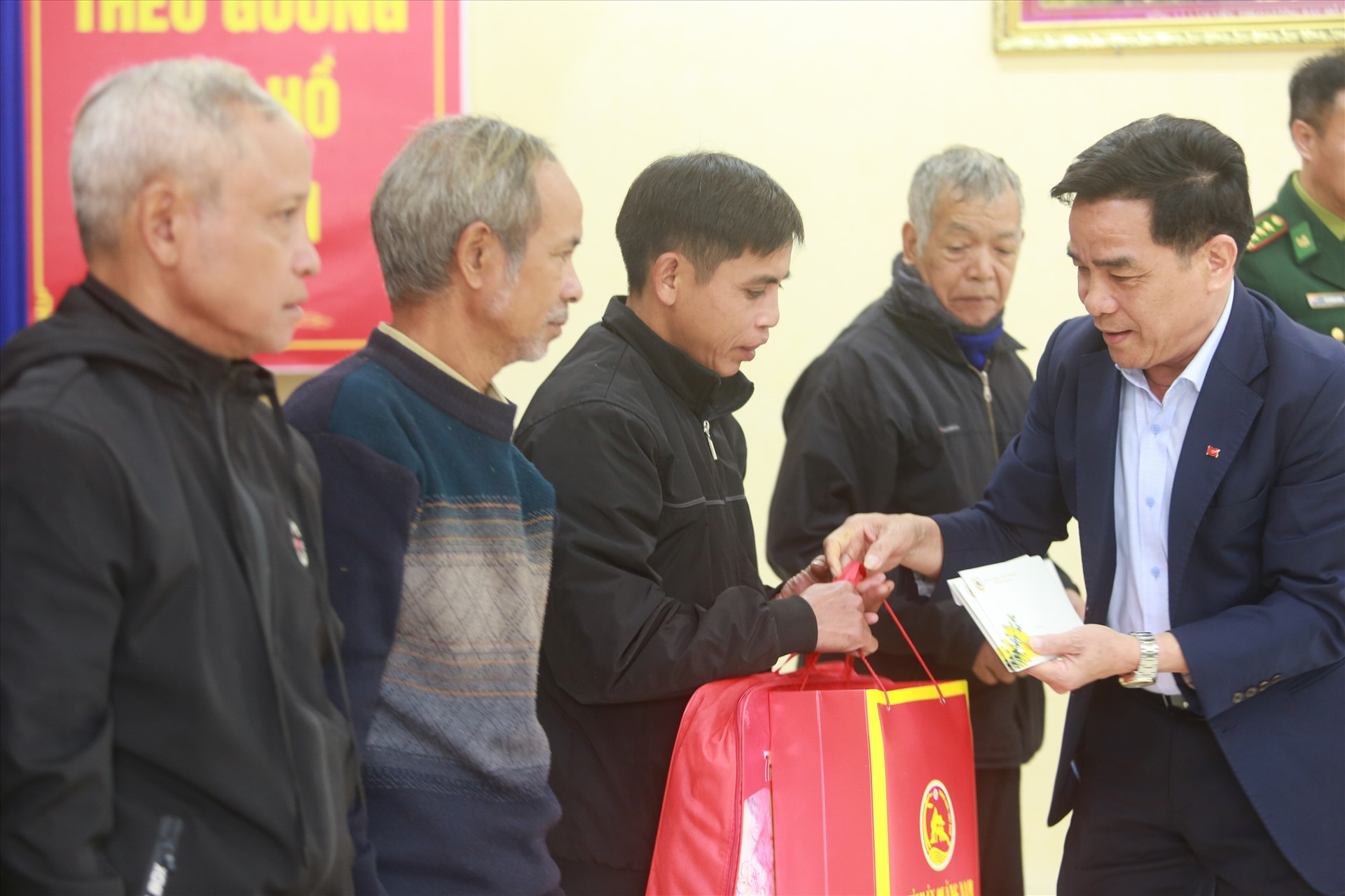 Phó Bí thư Tỉnh ủy Lê Văn Dũng Thăm hỏi, tặng quà già làng, người có uy tín ở các xã khu vực lân cận Đồn Biên phòng Cửa khẩu Quốc tế Nam Giang.