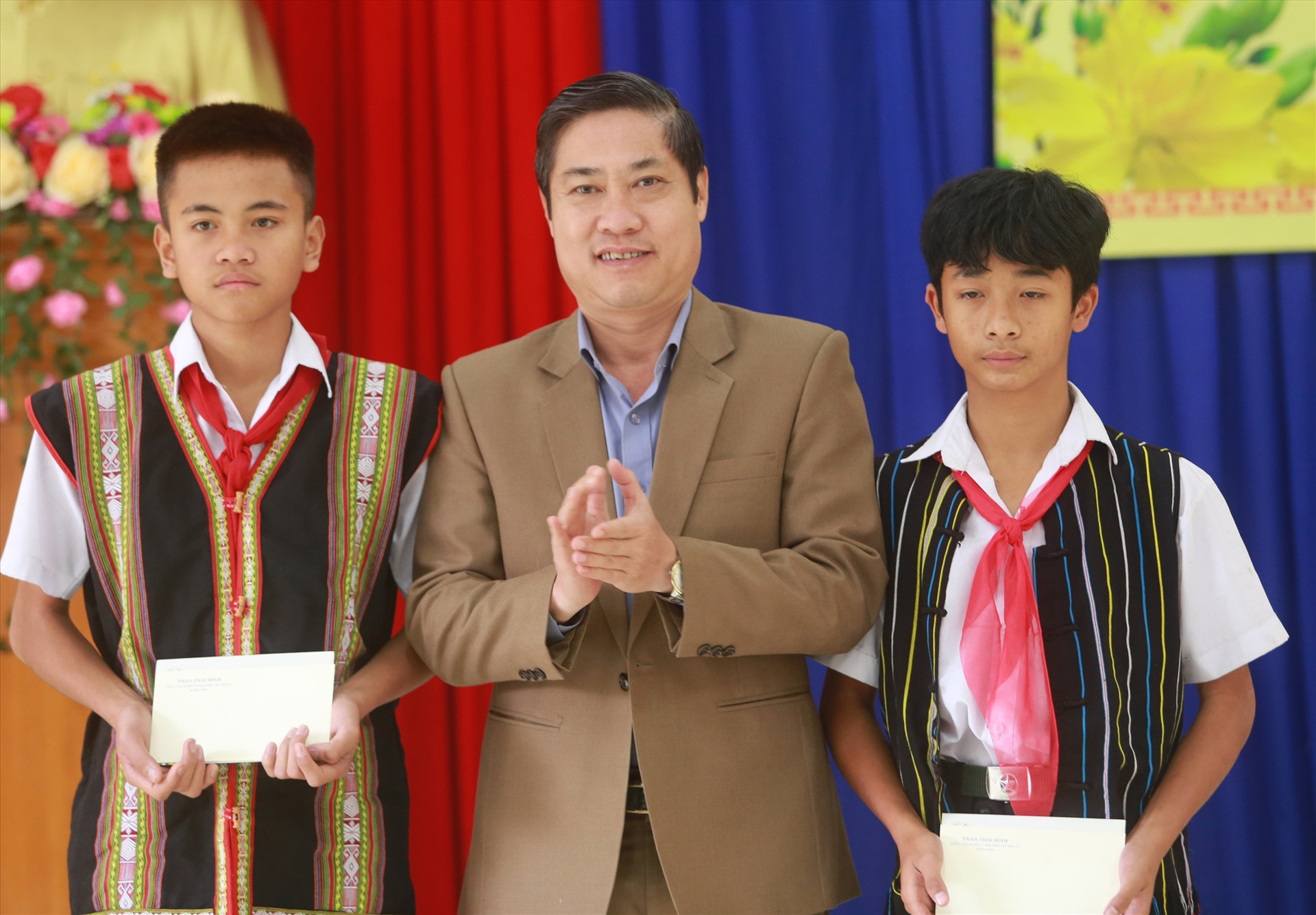Đồng chí Phan Thái Bình - Chủ nhiệm Ủy ban Kiểm tra Tỉnh ủy tặng quà cho hai học sinh là “con nuôi biên phòng“.