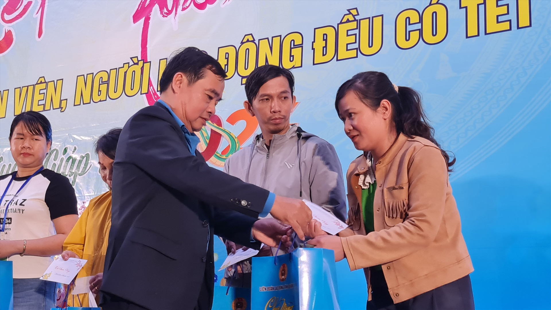 Ông Phan Xuân Quang trao quà cho lao động. Ảnh: D.L