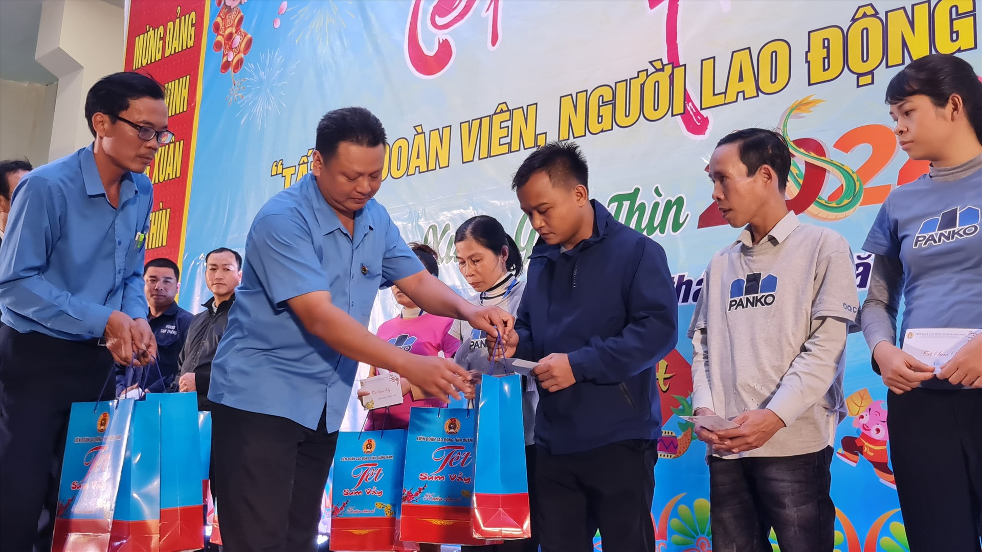 Ông Nguyễn Kỳ Vĩnh trao quà cho công nhân lao động. Ảnh: D.L