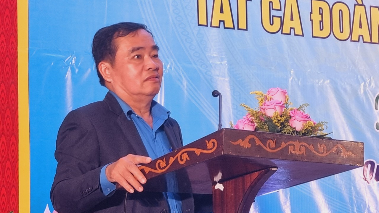 Chủ tịch Liên đoàn Lao động tỉnh Phan Xuân Quang phát biểu chúc tết tại chương trình. Ảnh: D.L