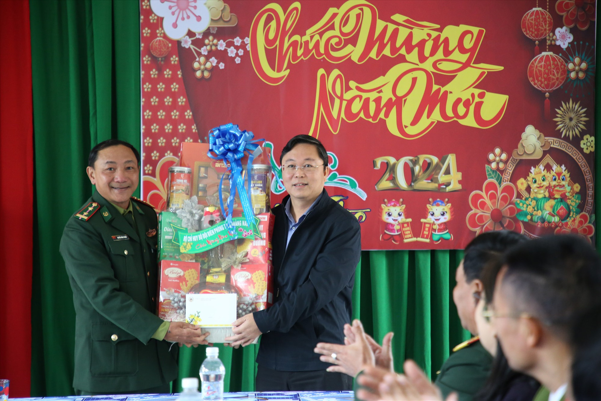 Đại diện Trạm Kiểm soát biên phòng Tây Giang nhận quà tết từ lãnh đạo tỉnh. Ảnh: Đ.N