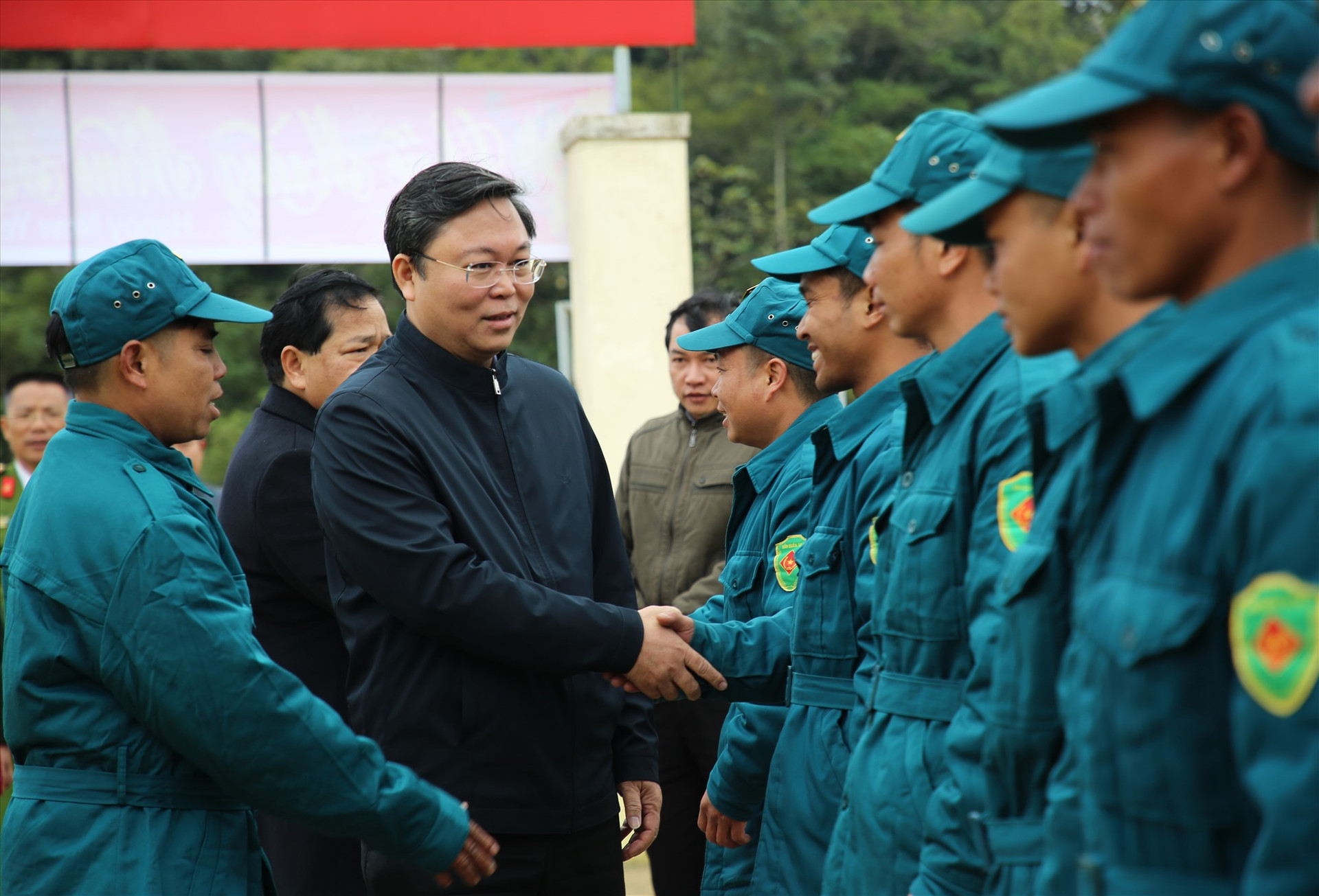 Chủ tịch UBND tỉnh Lê Trí Thanh thăm cán bộ chiến sĩ Chốt Dân quân thường trực xã Ch'Ơm. Ảnh: Đ.N