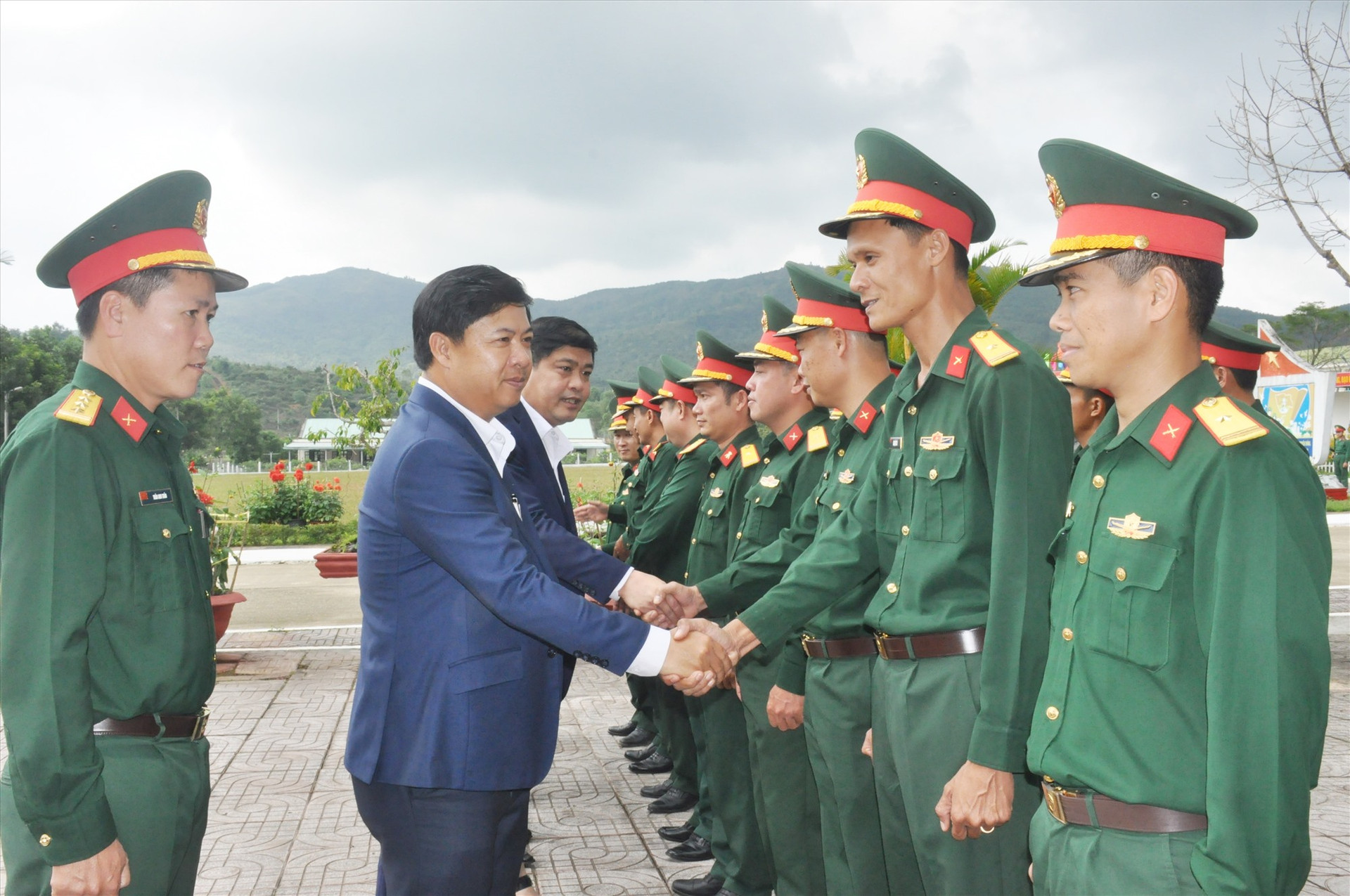Bí thư Tỉnh ủy Lương Nguyễn Minh Triết đến thăm cán bộ, chiến sĩ Trung đoàn 885. Ảnh: N.Đ
