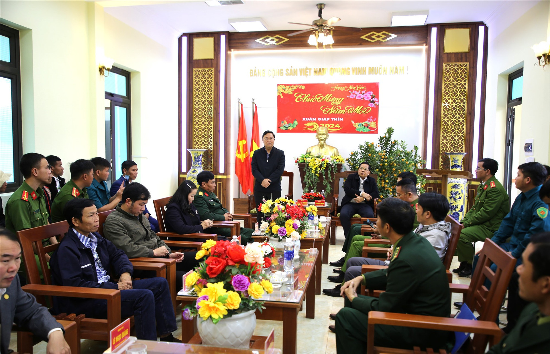 Chủ tịch UBND tỉnh Lê Trí Thanh chúc tết các lực lượng vũ trang Tây Giang nhân chuyến thăm. Ảnh: A.N