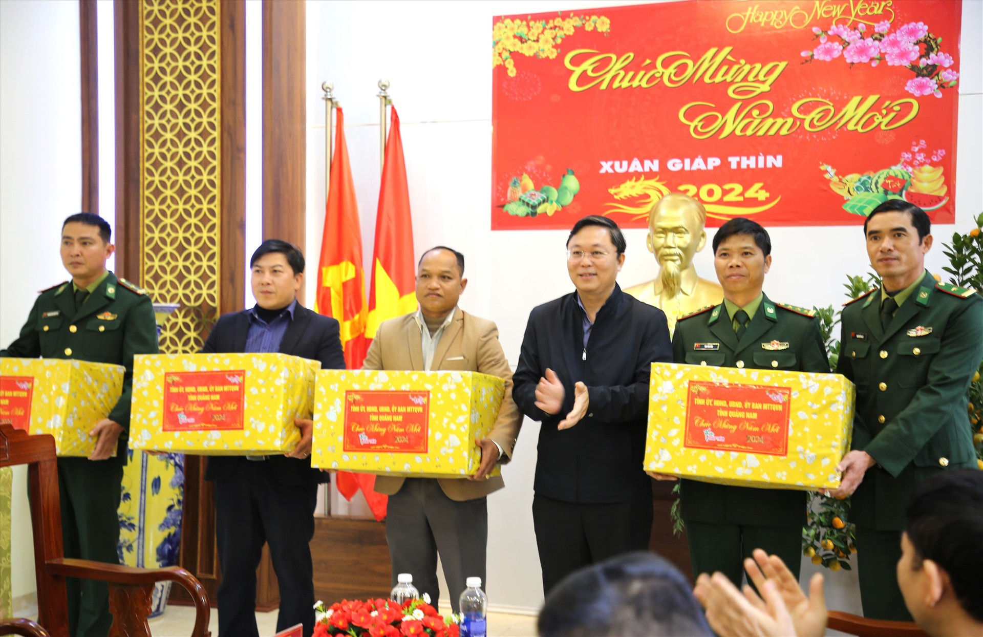 Các đơn vị, chính quyền địa phương biên giới Tây Giang nhận quà từ lãnh đạo tỉnh. Ảnh: A.N