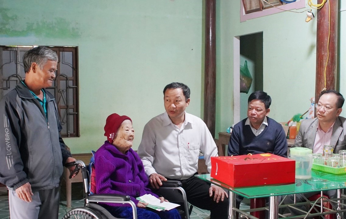 Lãnh đạo huyện Nông Sơn thăm, trao tặng quà cho Mẹ VNAH. Ảnh: T.P