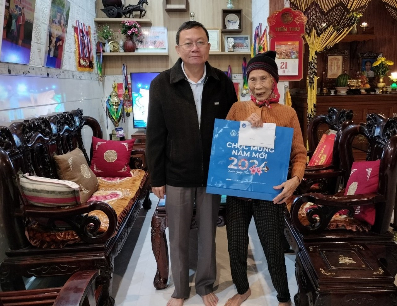 Gi ám đốc BHXH huyện Thăng Bình tặng quà Mẹ Việt Nam anh hùng