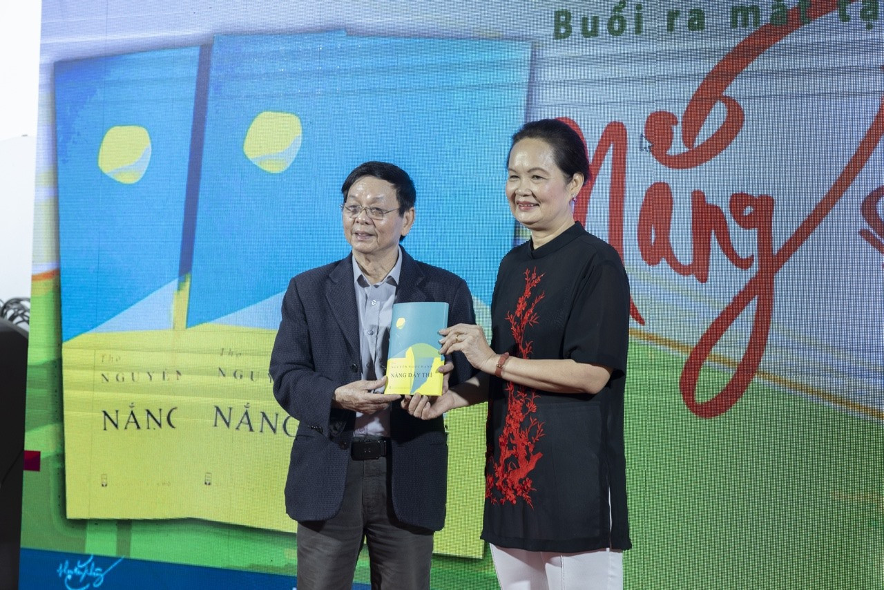 Nhà văn Bích Ngân - Chủ tịch Hội Nhà văn TP.HCM và nhà thơ Nguyễn Ngọc Hạnh