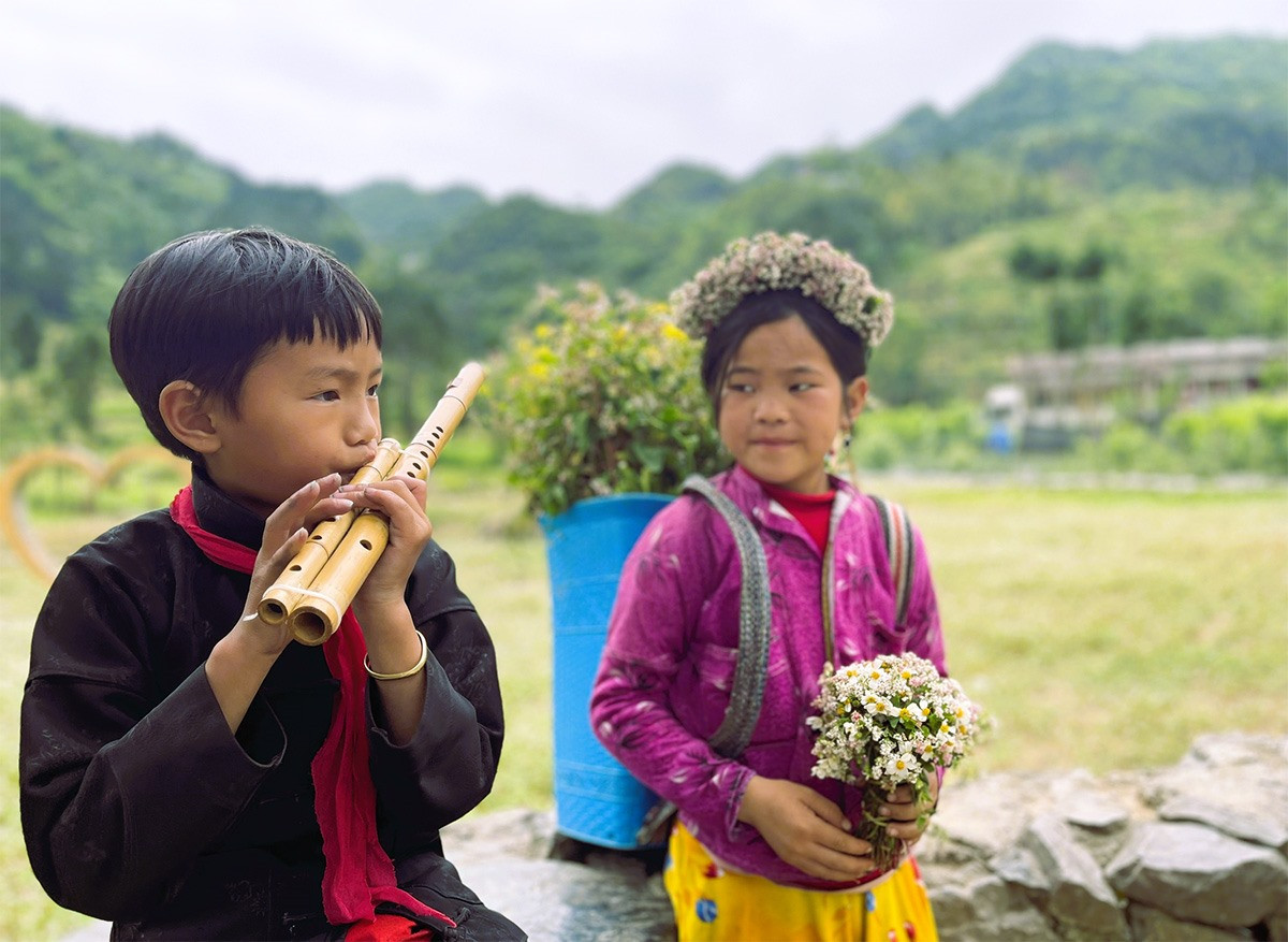 Trẻ em ở Thung lũng Sùng Là tham gia phát triển du lịch cộng đồng góp phần quảng bá bản sắc văn hóa độc đáo của dân tộc mình.