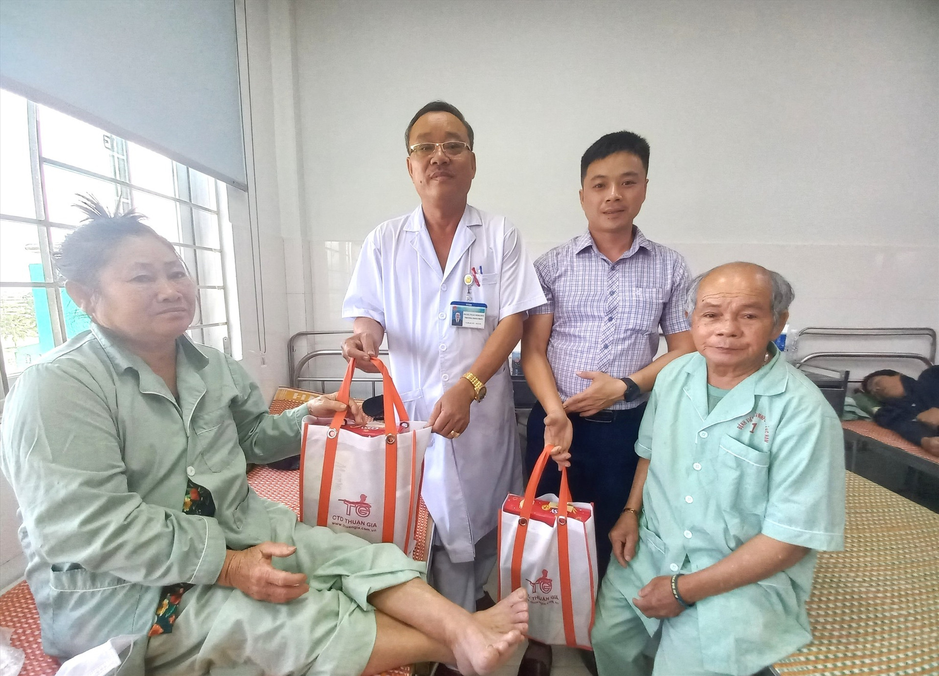 Hai vợ chồng ông ông Lưu Văn Chín cùng con trai đều đang nằm điều trị tại khoa. Ảnh: C.T