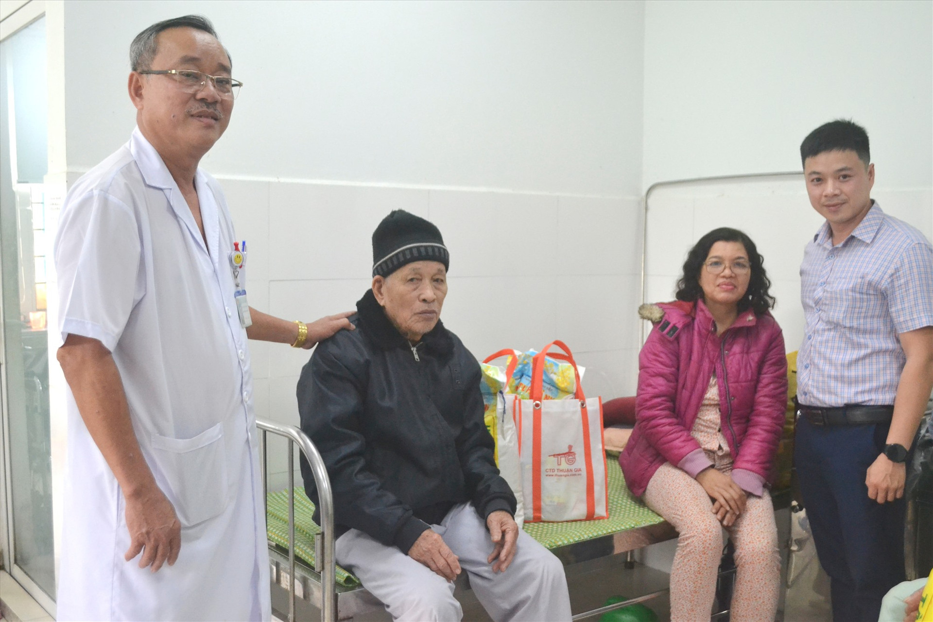 Bác sĩ Phan Minh Đức (đứng bên trái) là cầu nối giữa nhà hảo tâm với bệnh nhân NKT. Ảnh: C.T