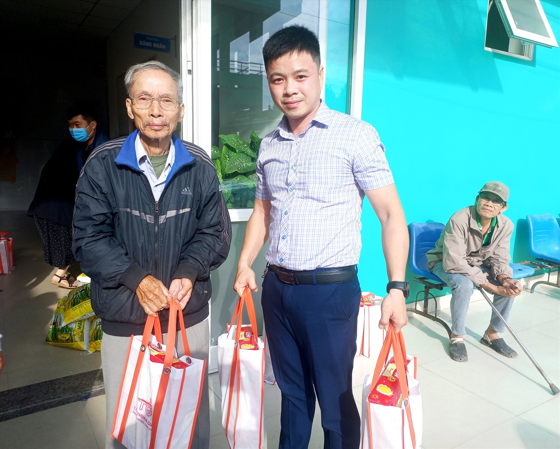 Đại diện Công ty Dược Thuận Gia tại khu vực Quảng Nam trao tặng quà cho NKT. Ảnh: C.T