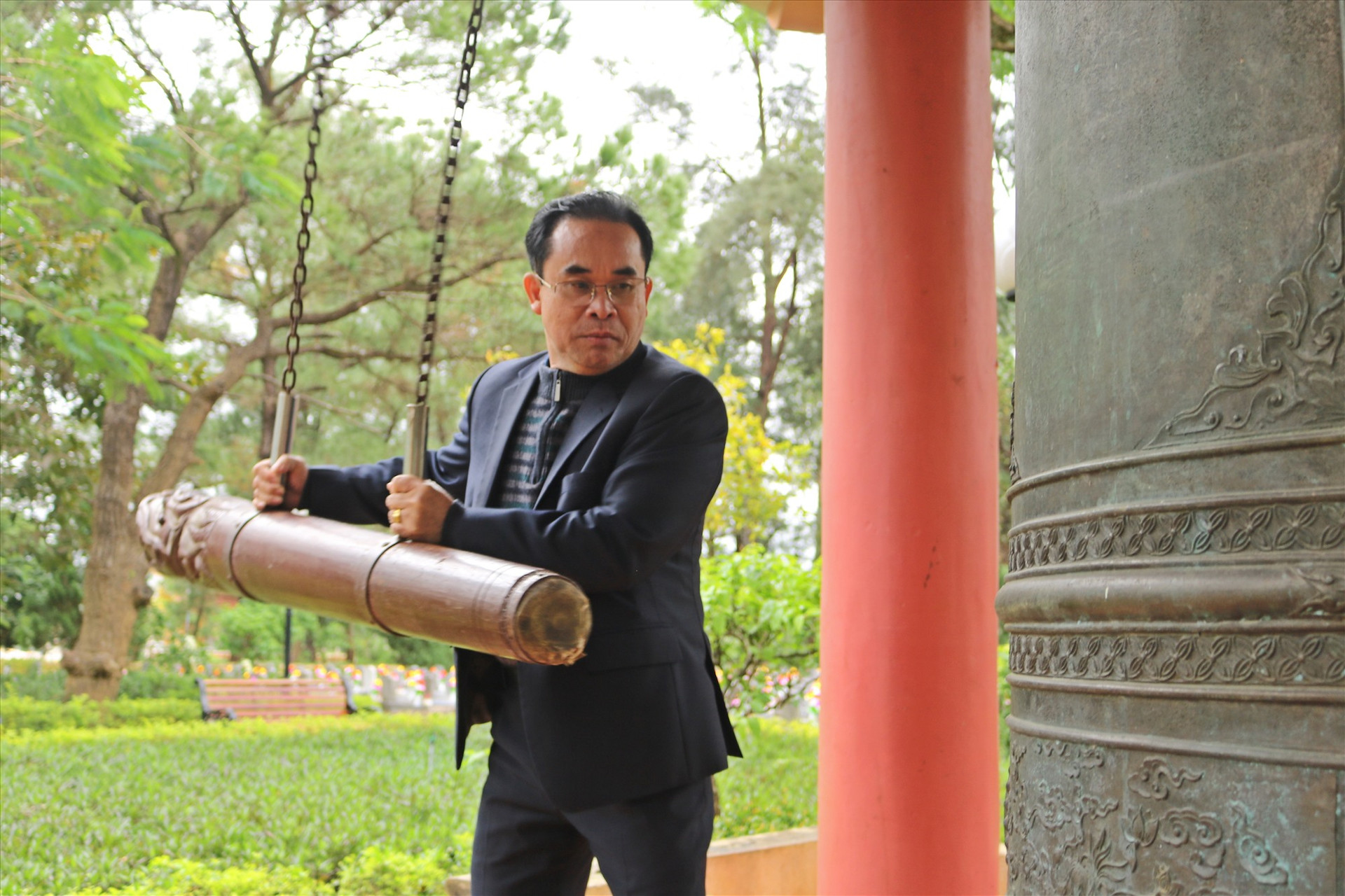 Phó Chủ tịch UBND tỉnh Trần Anh Tuấn thỉnh 9 tiếng chuông tại Nghĩa trang liệt sĩ Trường Sơn. Ảnh: H.Đ