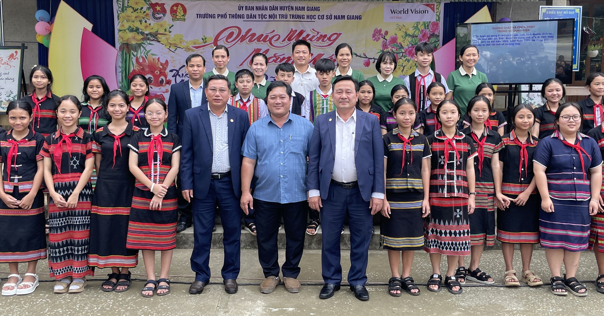 Đoàn công tác chụp hình lưu niệm cùng tập thể giáo viên, học sinh trường Phổ thông Dân tộc nội trú THCS Nam Giang.