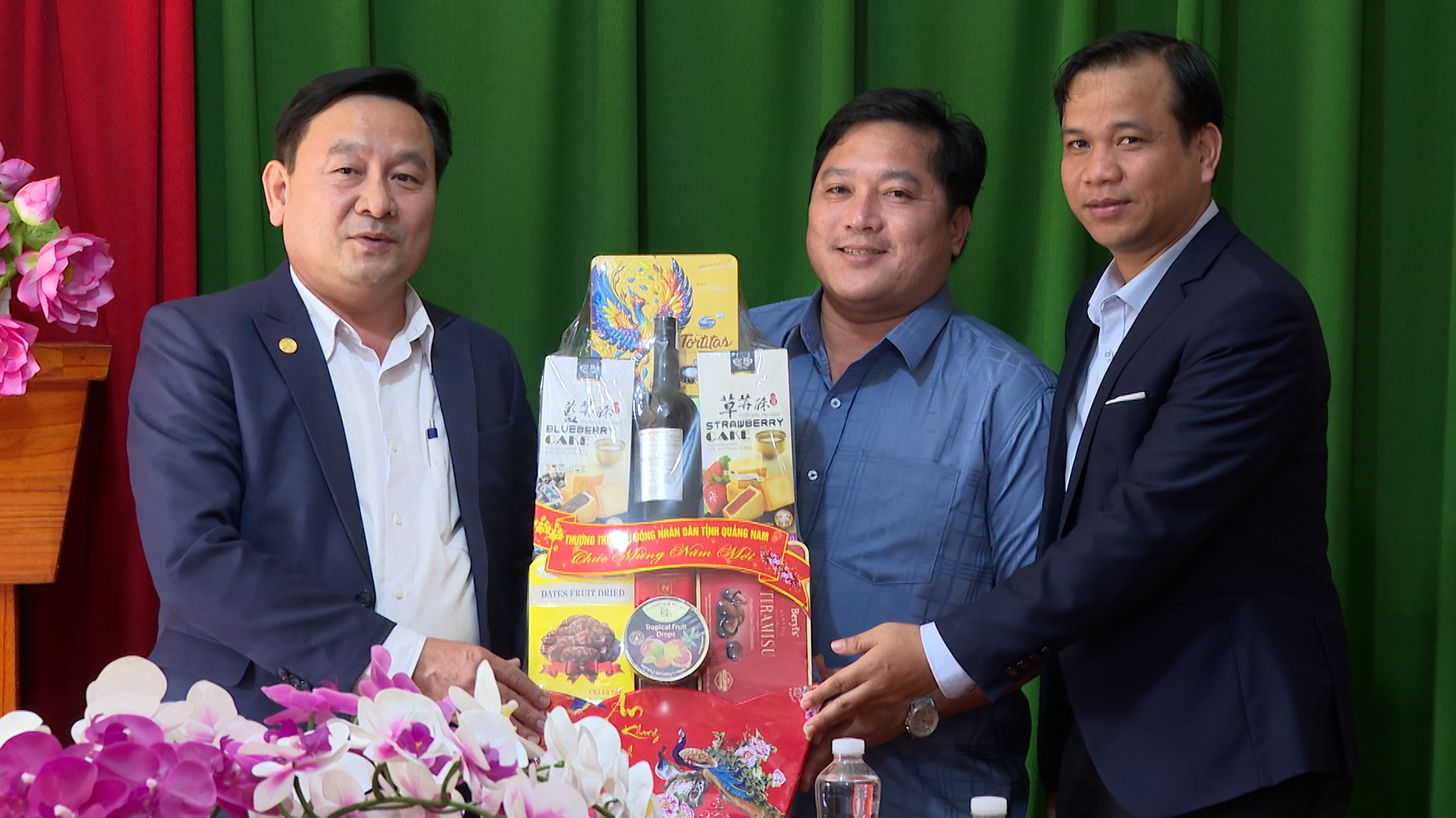 Phó Chủ tịch HĐND tỉnh Nguyễn Công Thanh trao tặng quà tết Ban Giám hiệu trường Phổ thông Dân tộc nội trú Nam Giang.