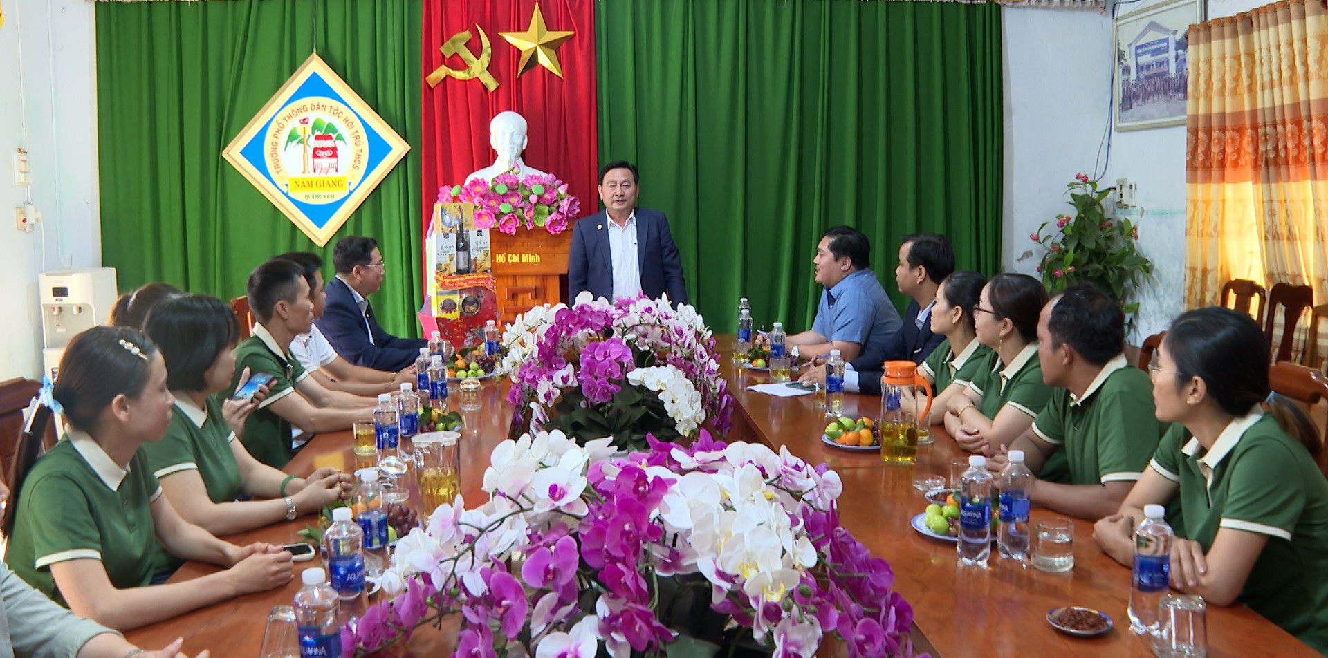 Phó Chủ tịch HĐND tỉnh Nguyễn Công Thanh gặp mặt, chúc tết tập thể cán bộ, giáo viên trường Phổ thông Dân tộc nội trú THCS Nam Giang.