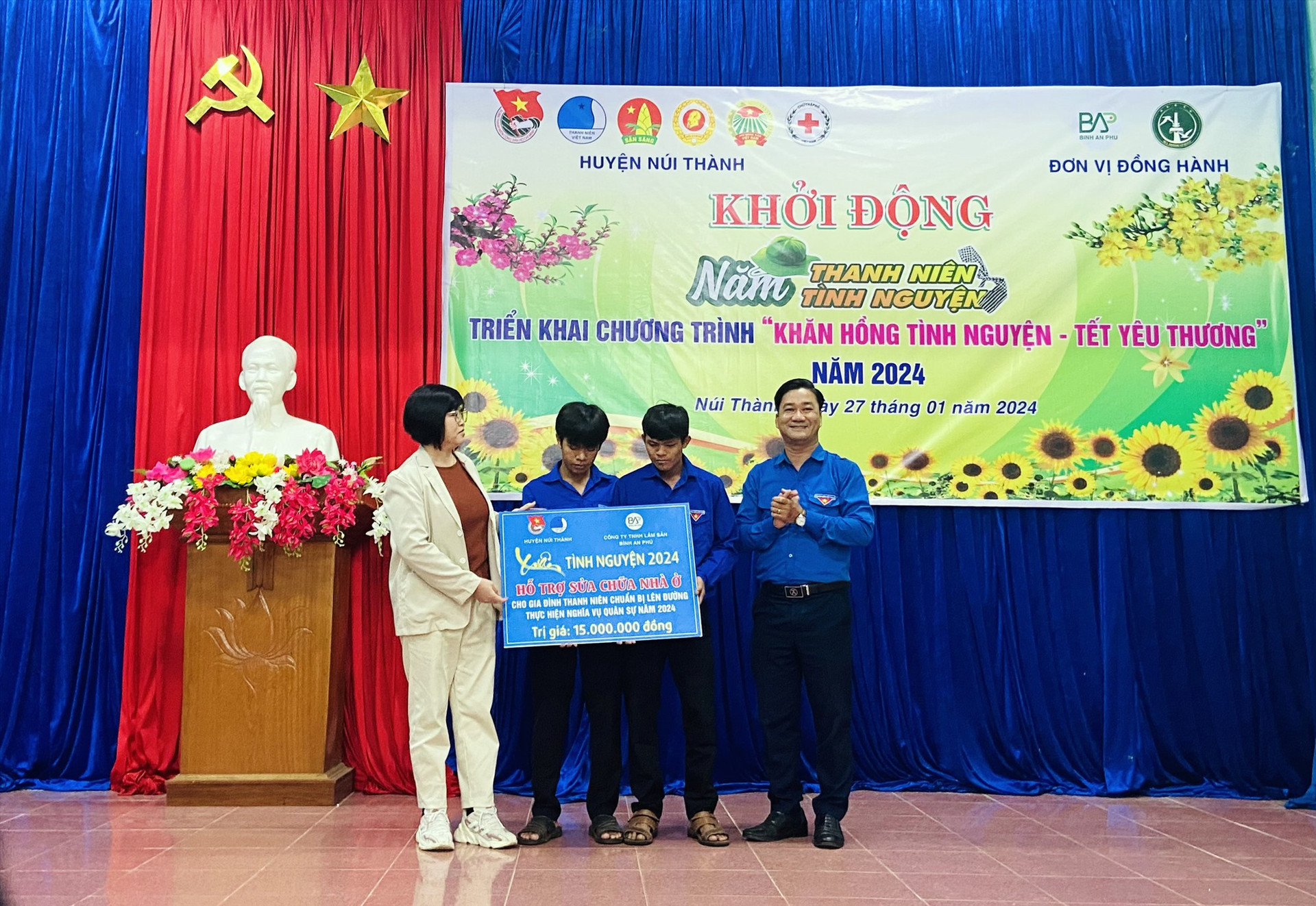 Lãnh đạo huyện Đìan Núi Thành, Giám đốc Công Ty TNHH Lâm Sản An Bình Phú trao tặng 15 triệu đồng cho gia đình 2 thanh niên tình nguyện lên đường nhập ngũ.